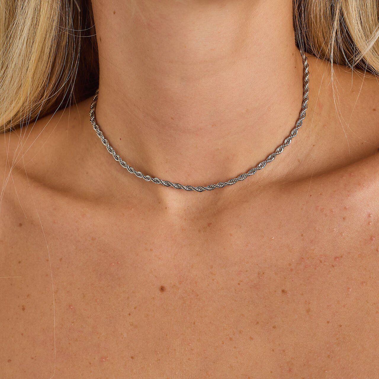 CHOKER CORRENTE TORCIDA GROSSA BANHO RÓDIO BRANCO