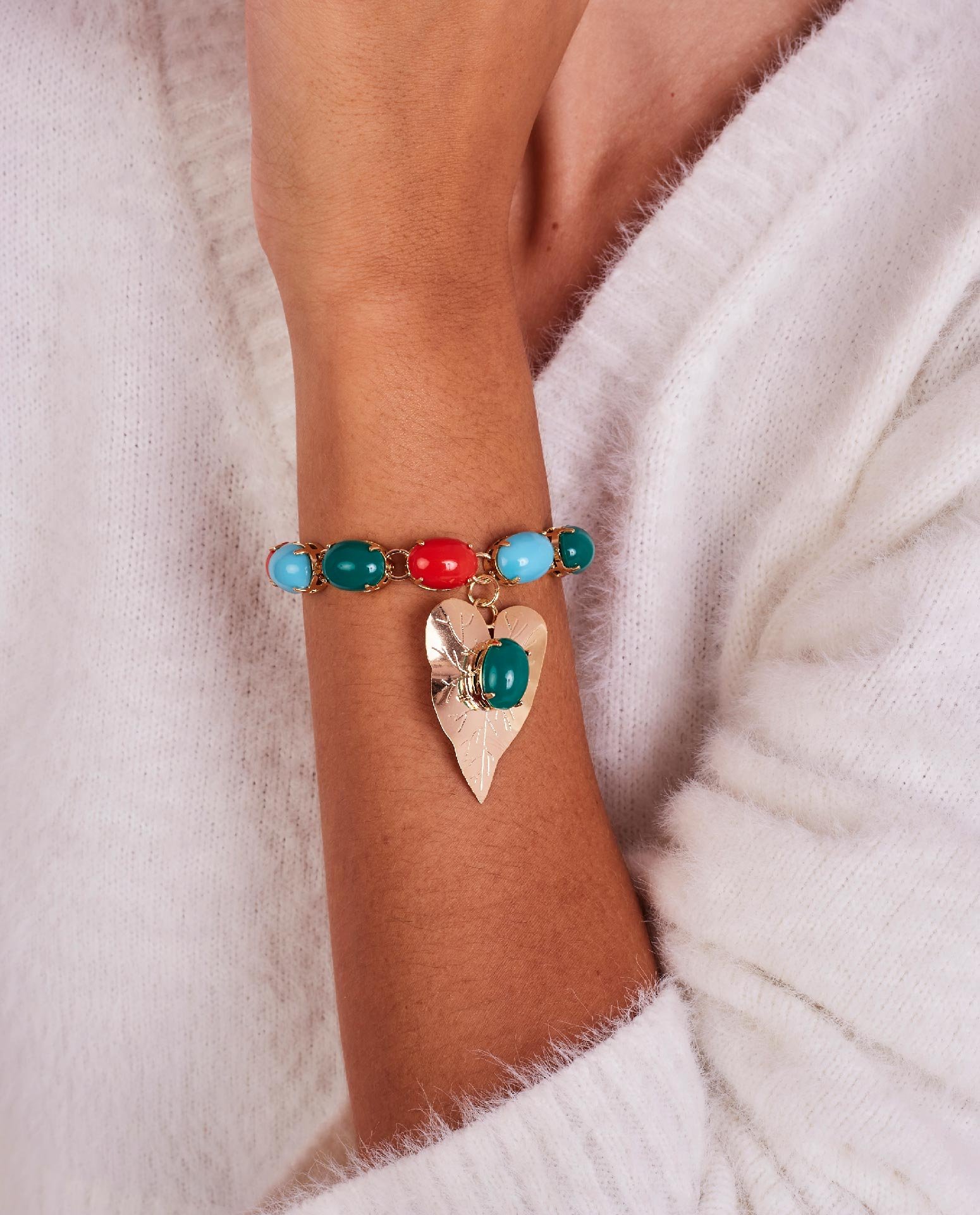 PULSEIRA KERRII MIX RESINAS PINGENTE FOLHA CORAÇÃO BANHO OURO