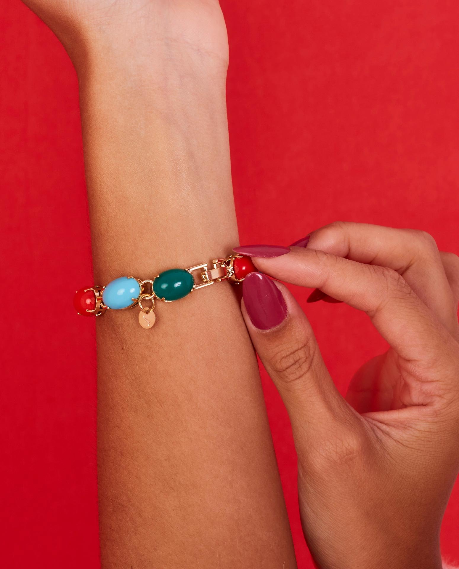 PULSEIRA KERRII MIX RESINAS PINGENTE FOLHA CORAÇÃO BANHO OURO