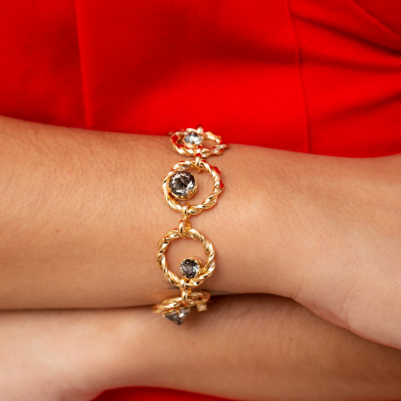 PULSEIRA LABELA ARO TORCIDO CRISTAL RIVOLI CINZA BANHO OURO