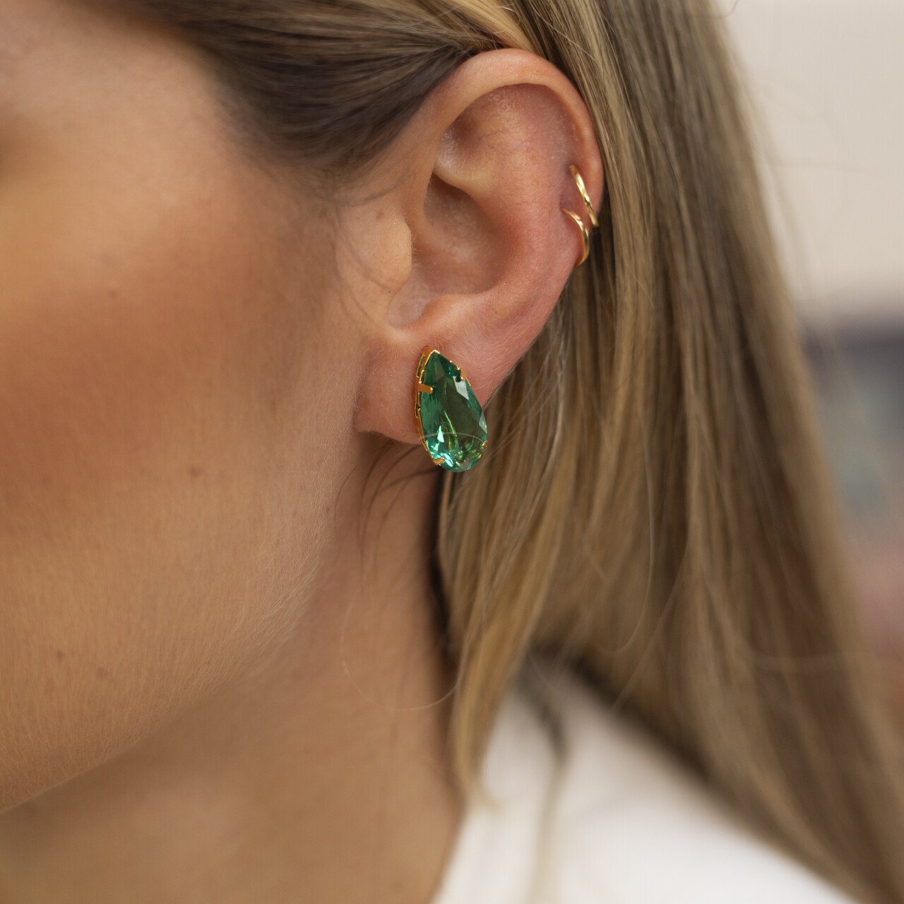 BRINCOS AMORÉ PIERCINGS CRISTAL VIDRO GOTA VERDE PARAÍBA BANHO OURO