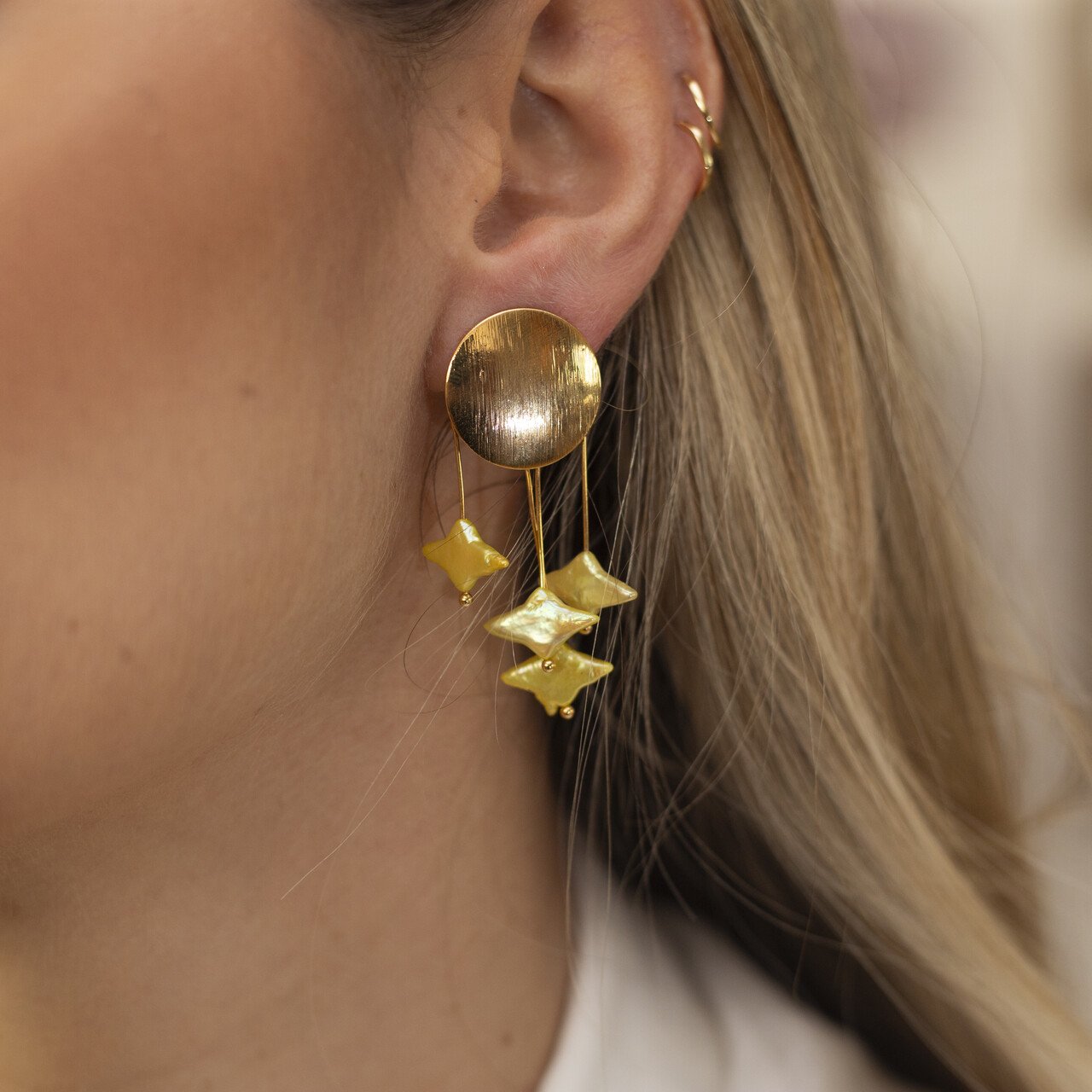 BRINCOS FRANJA ESTRELAS AMARELO NEON BANHO OURO