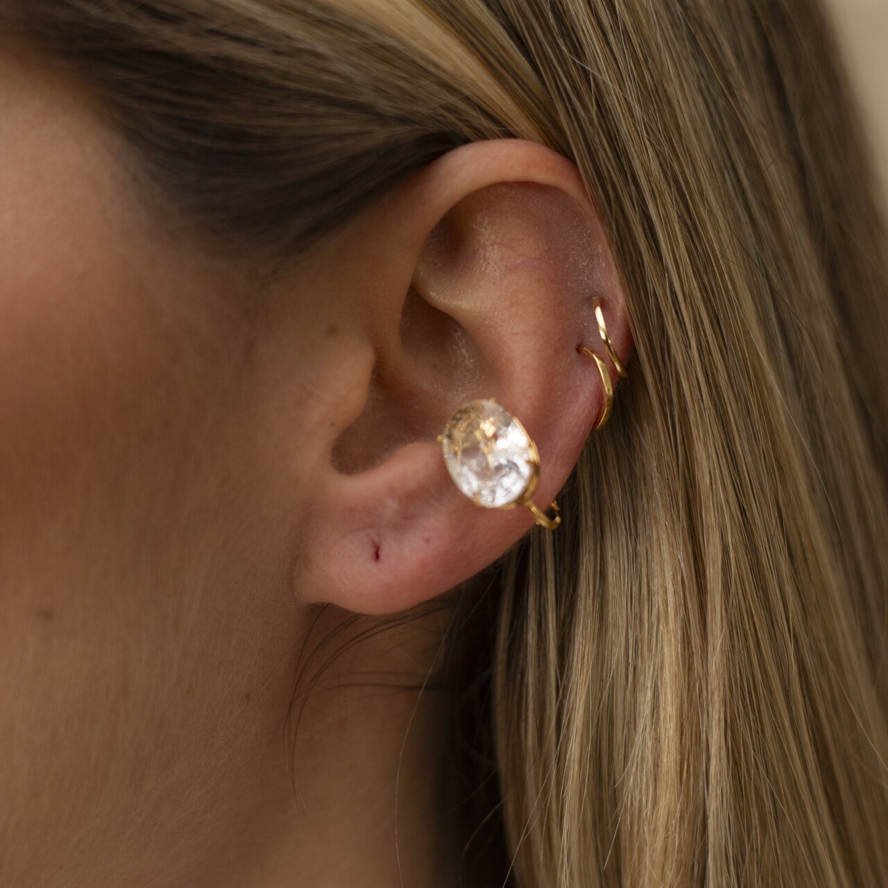 BRINCOS AMORÉ PIERCINGS CRISTAL VIDRO OVAL INCOLOR BANHO OURO