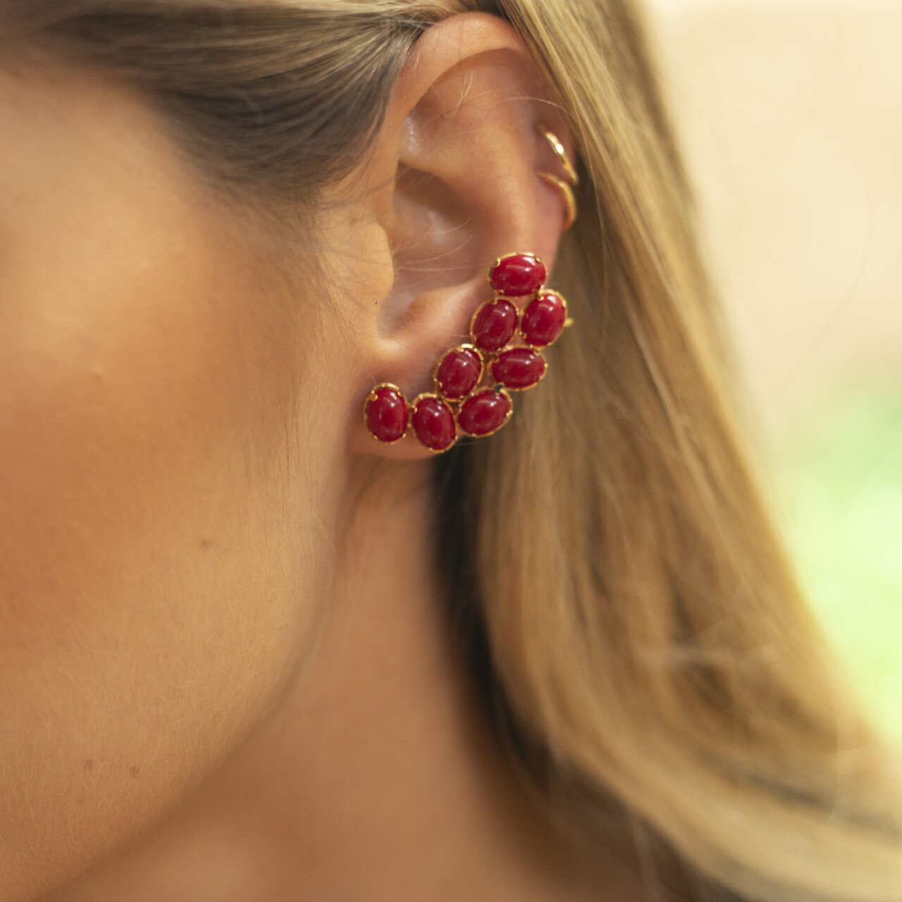BRINCOS CEREJA EAR CUFFS RESINA BORDÔ OVAL BANHO OURO