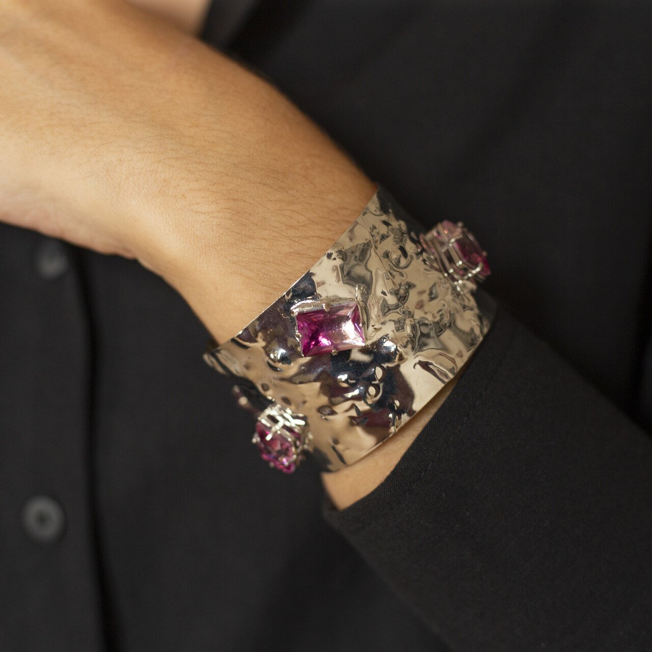BRACELETE NATASHA MARTELADO CRISTAIS ROSA BANHO RÓDIO BRANCO