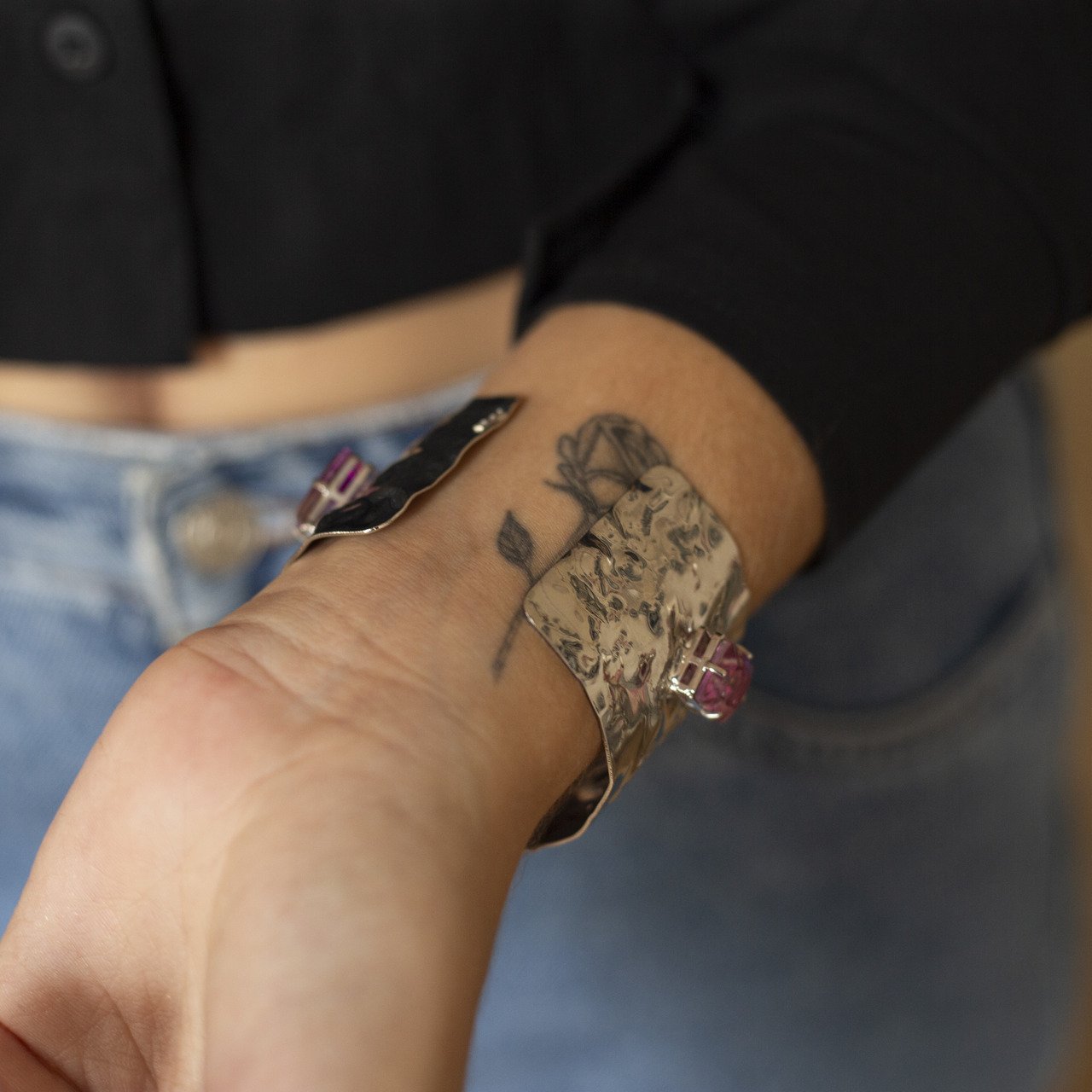 BRACELETE NATASHA MARTELADO CRISTAIS ROSA BANHO RÓDIO BRANCO