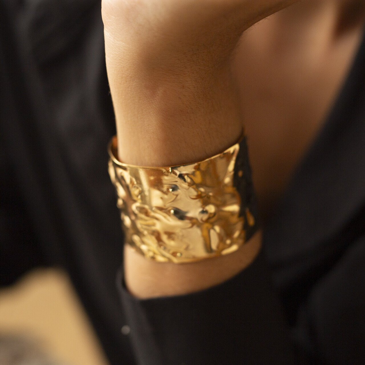 BRACELETE NATASHA MARTELADO BANHO OURO