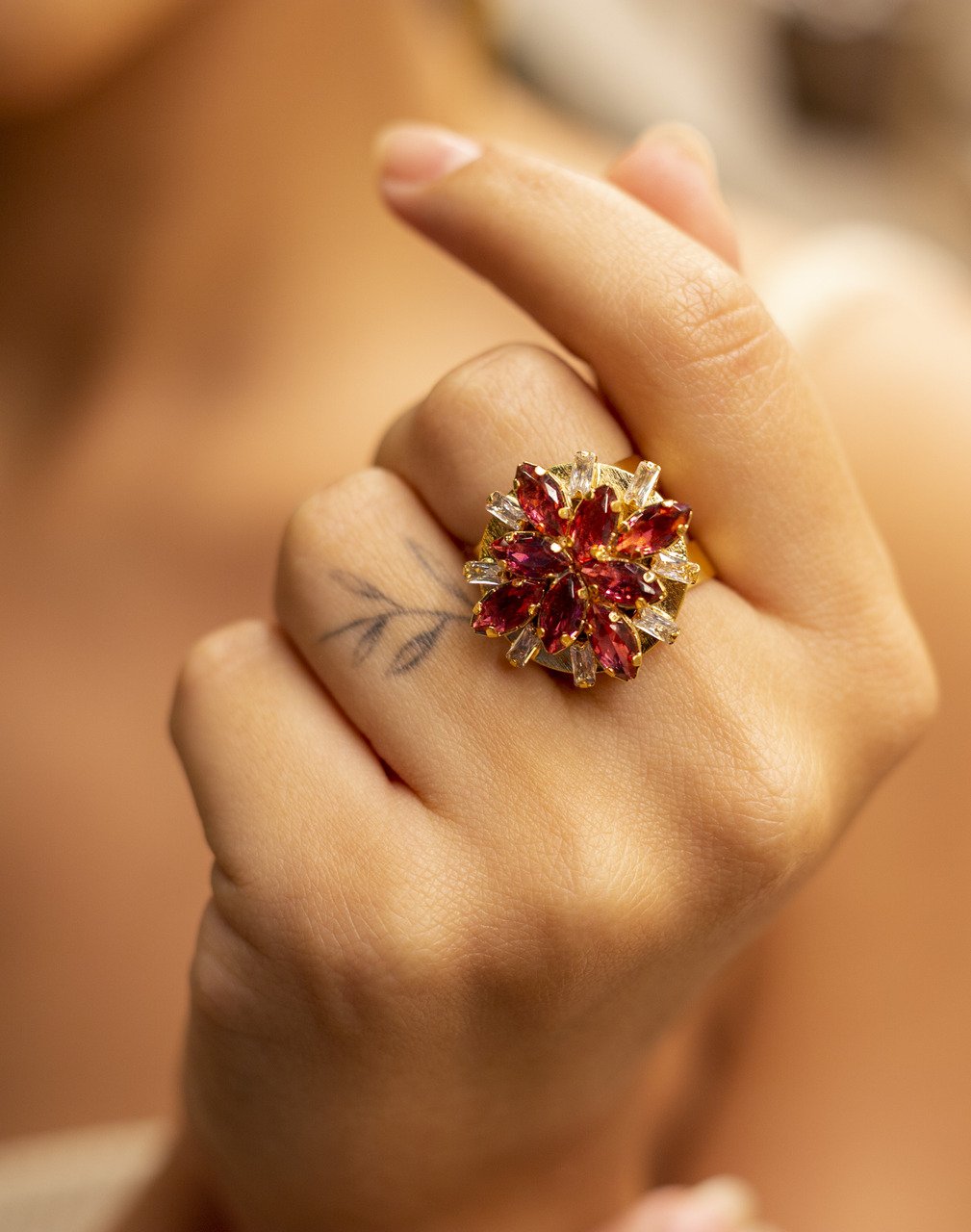 ANEL BUQUÊ CRAVAÇÃO CRISTAIS ROSA RUBELITA BANHO OURO