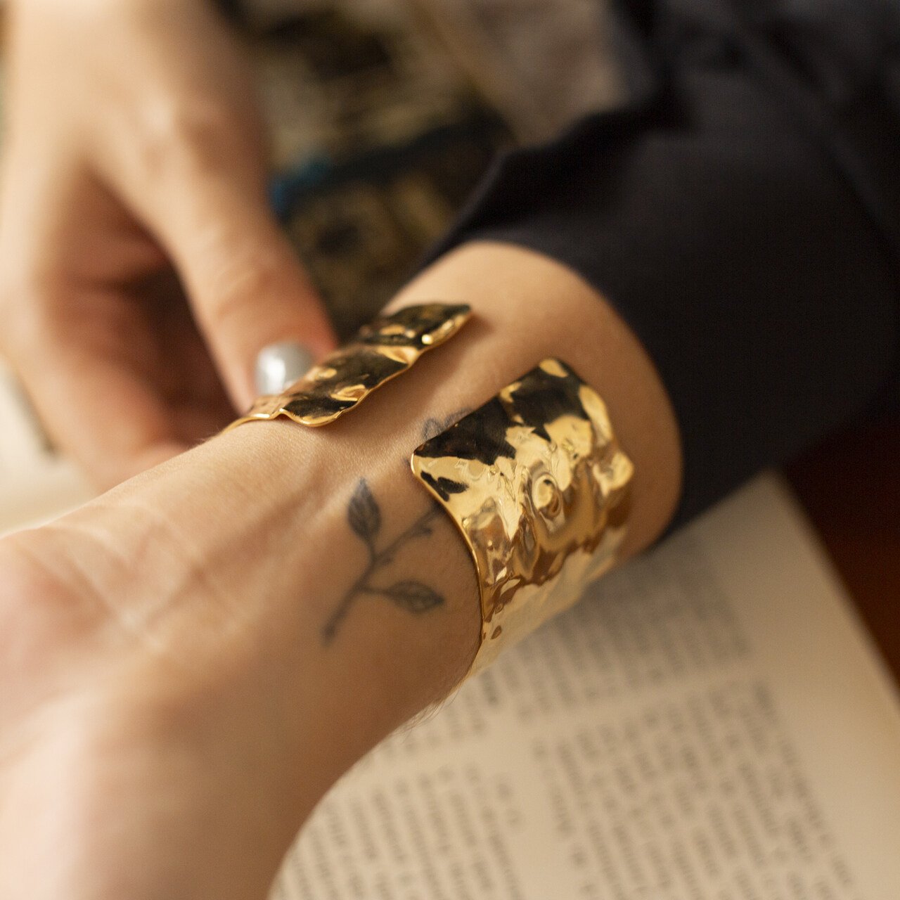 BRACELETE NATASHA MARTELADO BANHO OURO