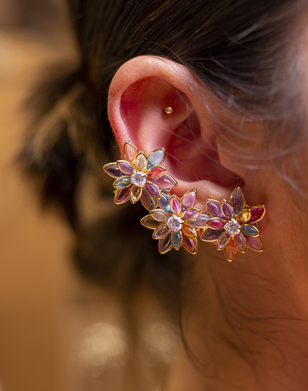 BRINCOS EAR CUFFS FLORES MARGARIDA COLORIDAS BANHO OURO