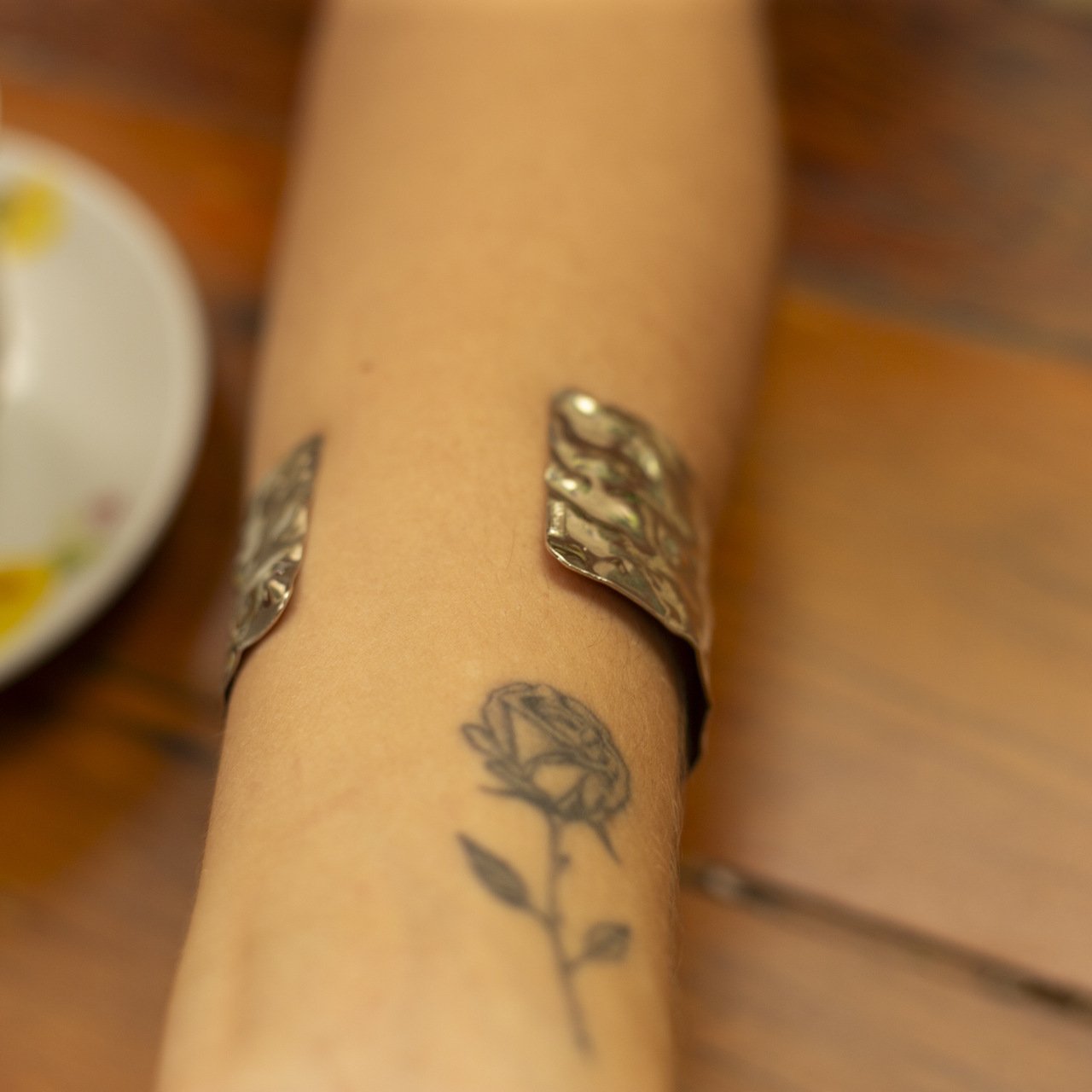 BRACELETE NATASHA MARTELADO BANHO RÓDIO BRANCO