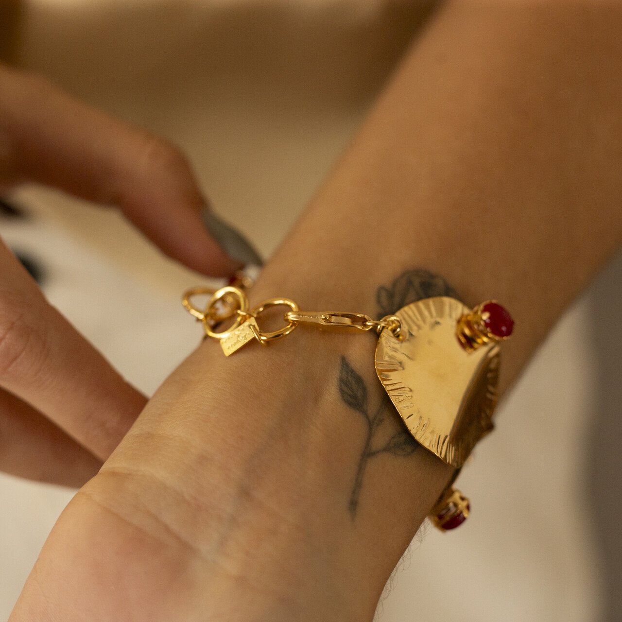 BRACELETE CEREJA DISCO RESINA BORDÔ BANHO OURO