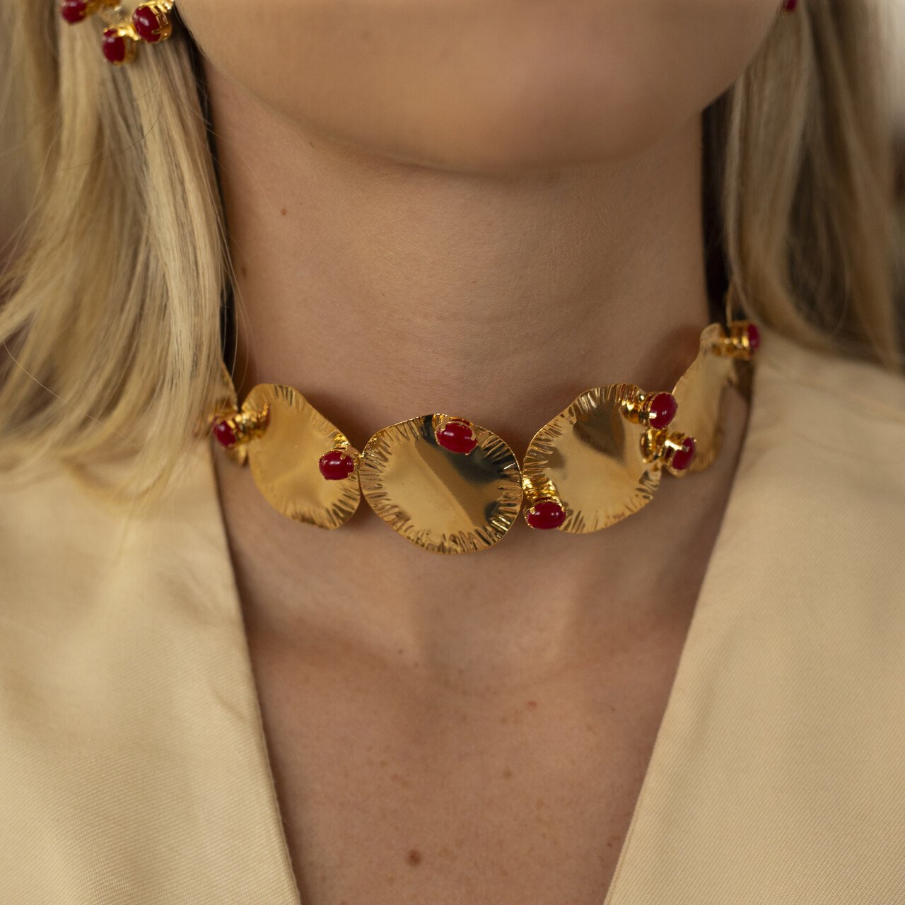 CHOKER CEREJA DISCO RESINA BORDÔ BANHO OURO