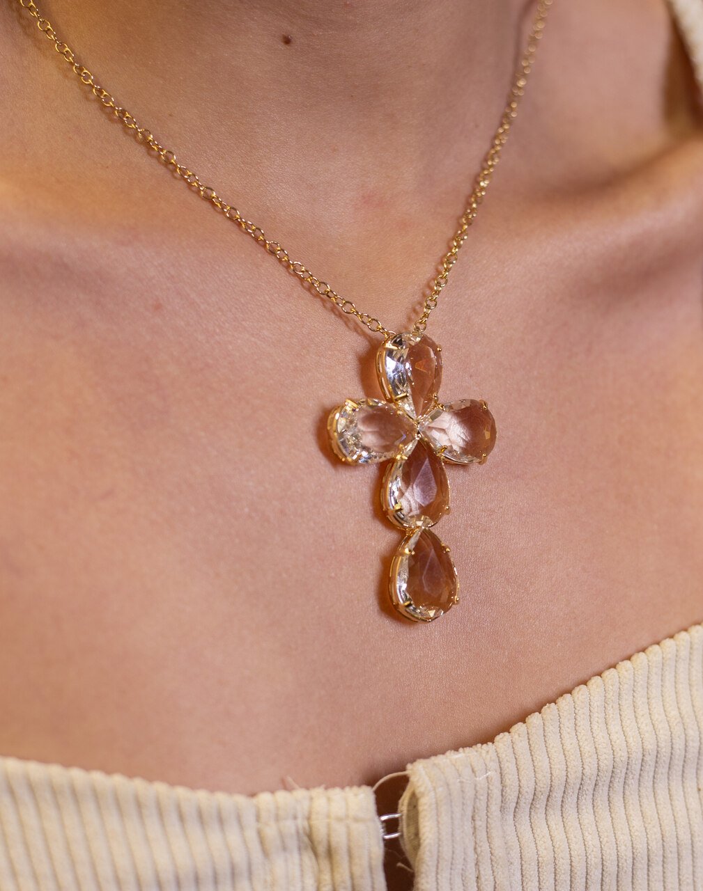 COLAR SAGRADO PINGENTE CRUZ CRISTAL GOTA INCOLOR BANHO OURO