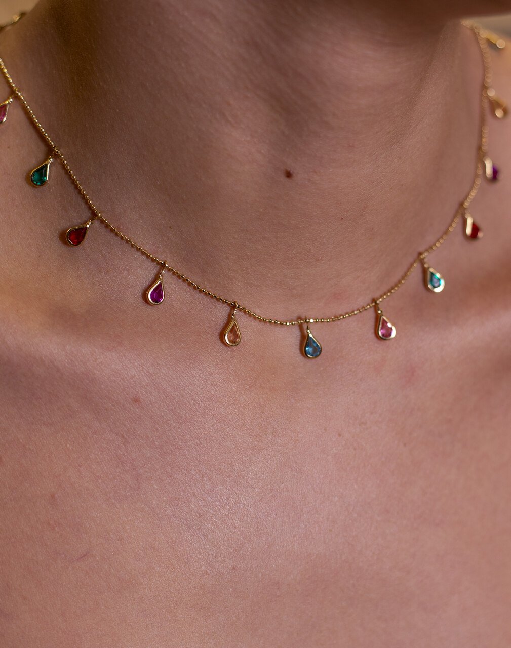 CHOKER CRISTAIS GOTA COLORIDOS BANHO OURO