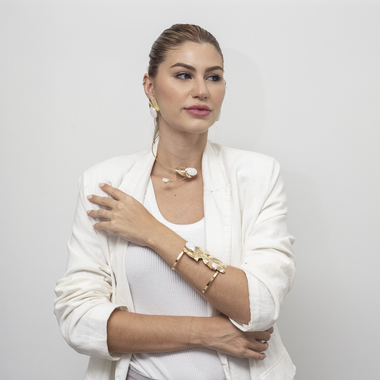 BRACELETE BUQUÊ MARESIA FOLHA CRISTAL BRANCO LEITOSO BANHO OURO