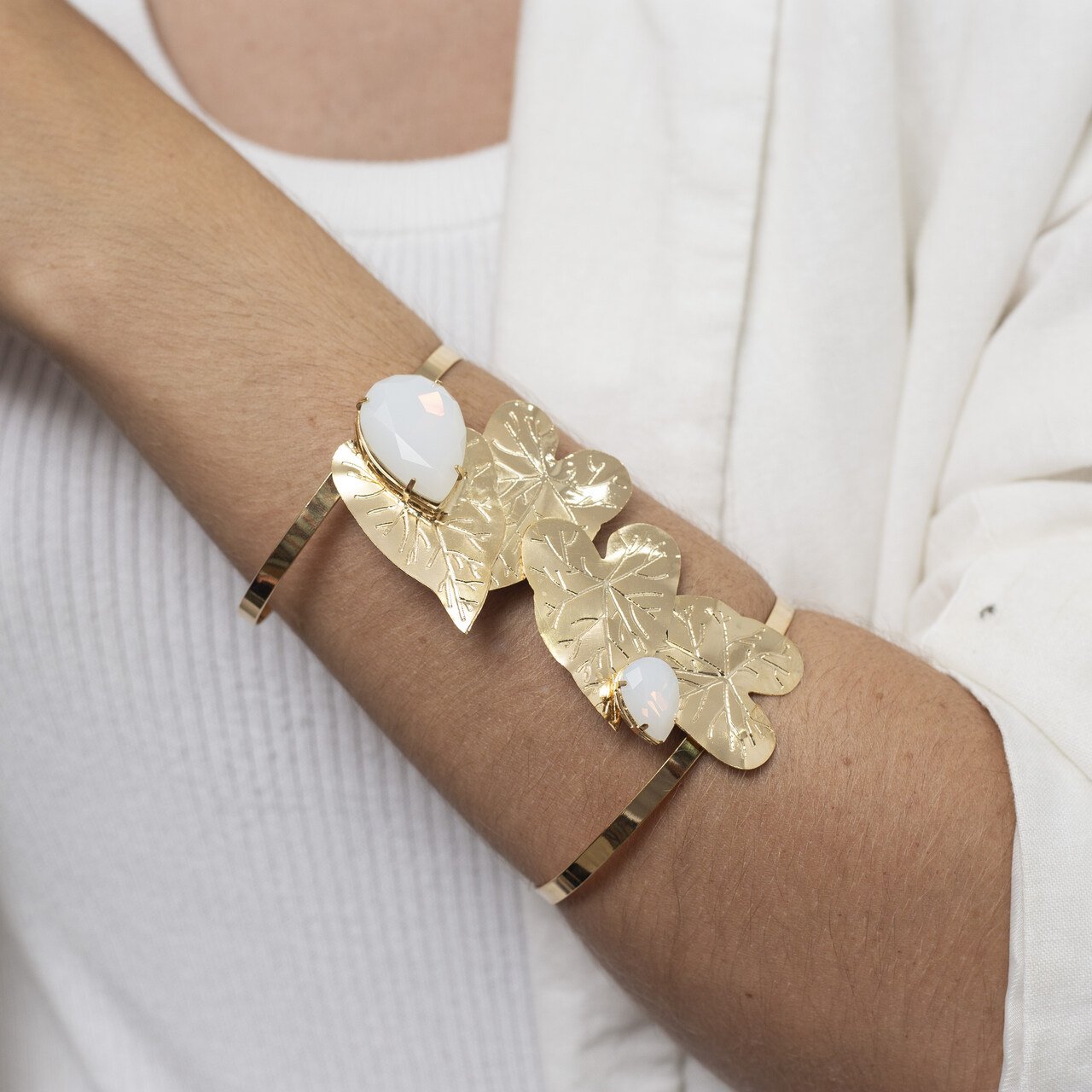 BRACELETE BUQUÊ MARESIA FOLHA CRISTAL BRANCO LEITOSO BANHO OURO