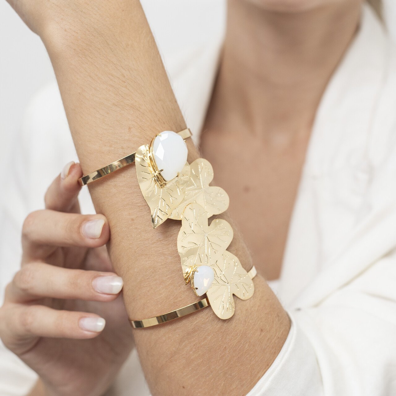 BRACELETE BUQUÊ MARESIA FOLHA CRISTAL BRANCO LEITOSO BANHO OURO