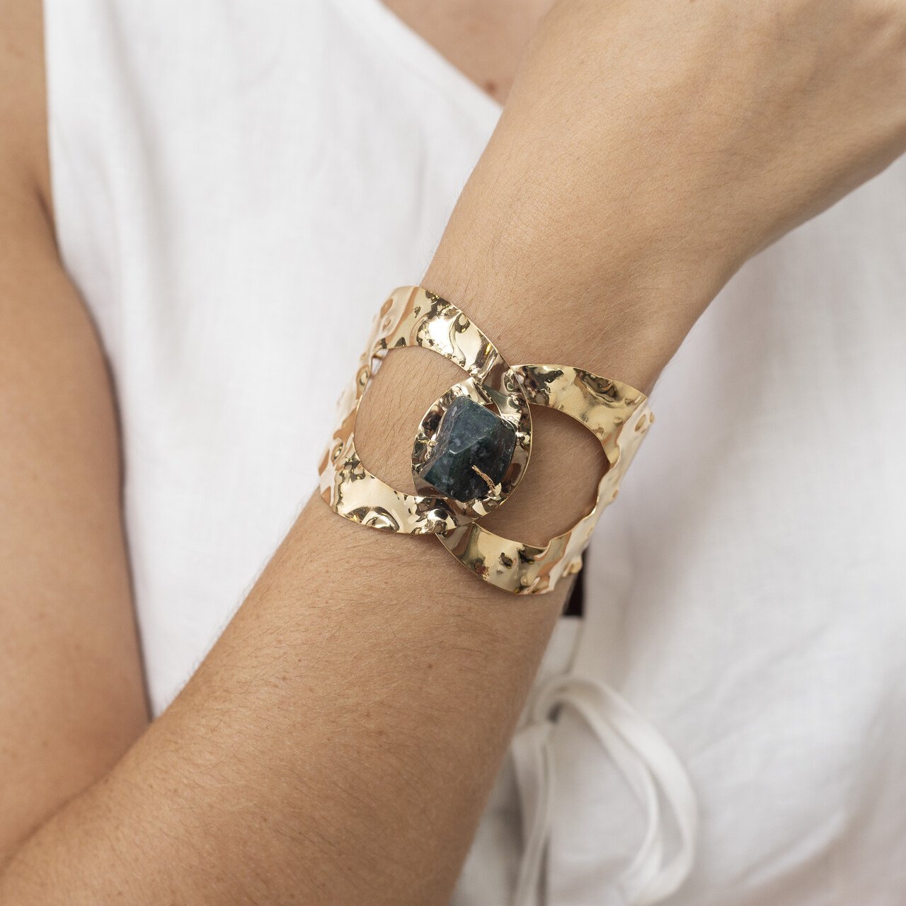 BRACELETE JADE MARTELADO BANHO OURO