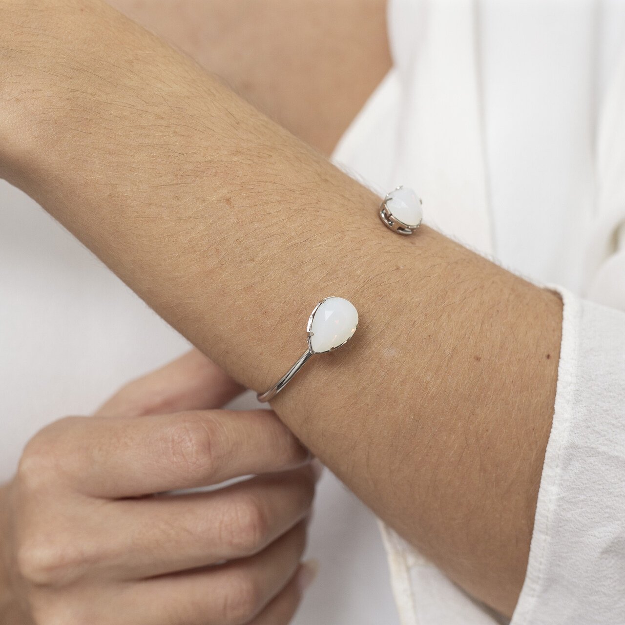 BRACELETE MARESIA CRISTAL BRANCO LEITOSO BANHO RÓDIO BRANCO