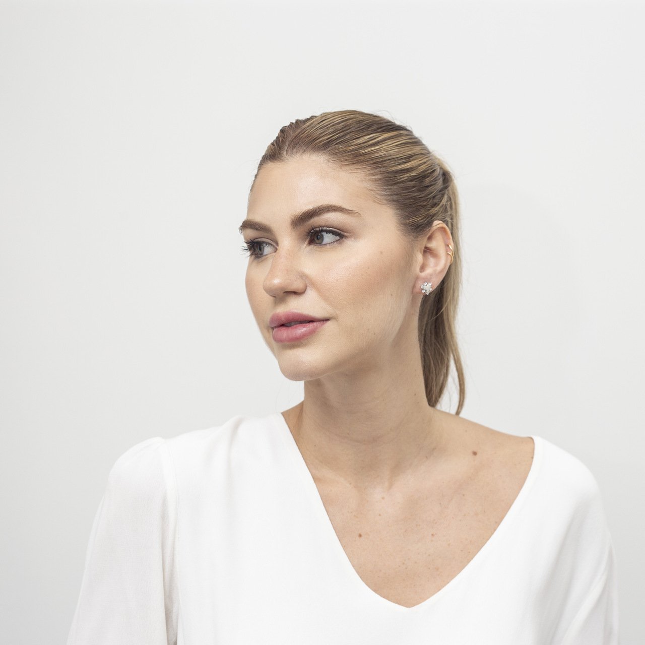 BRINCOS LUMINOS CORAÇÃO ZIRCONIA COM BANHO RÓDIO BRANCO