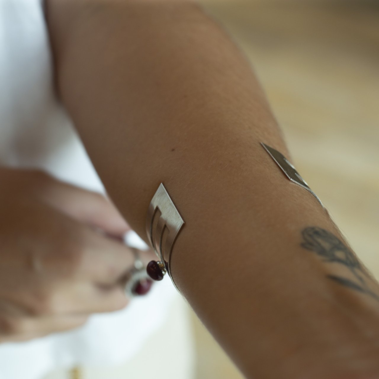 BRACELETE MIX PÉROLAS PÃO CEREJA BANHO RÓDIO BRANCO
