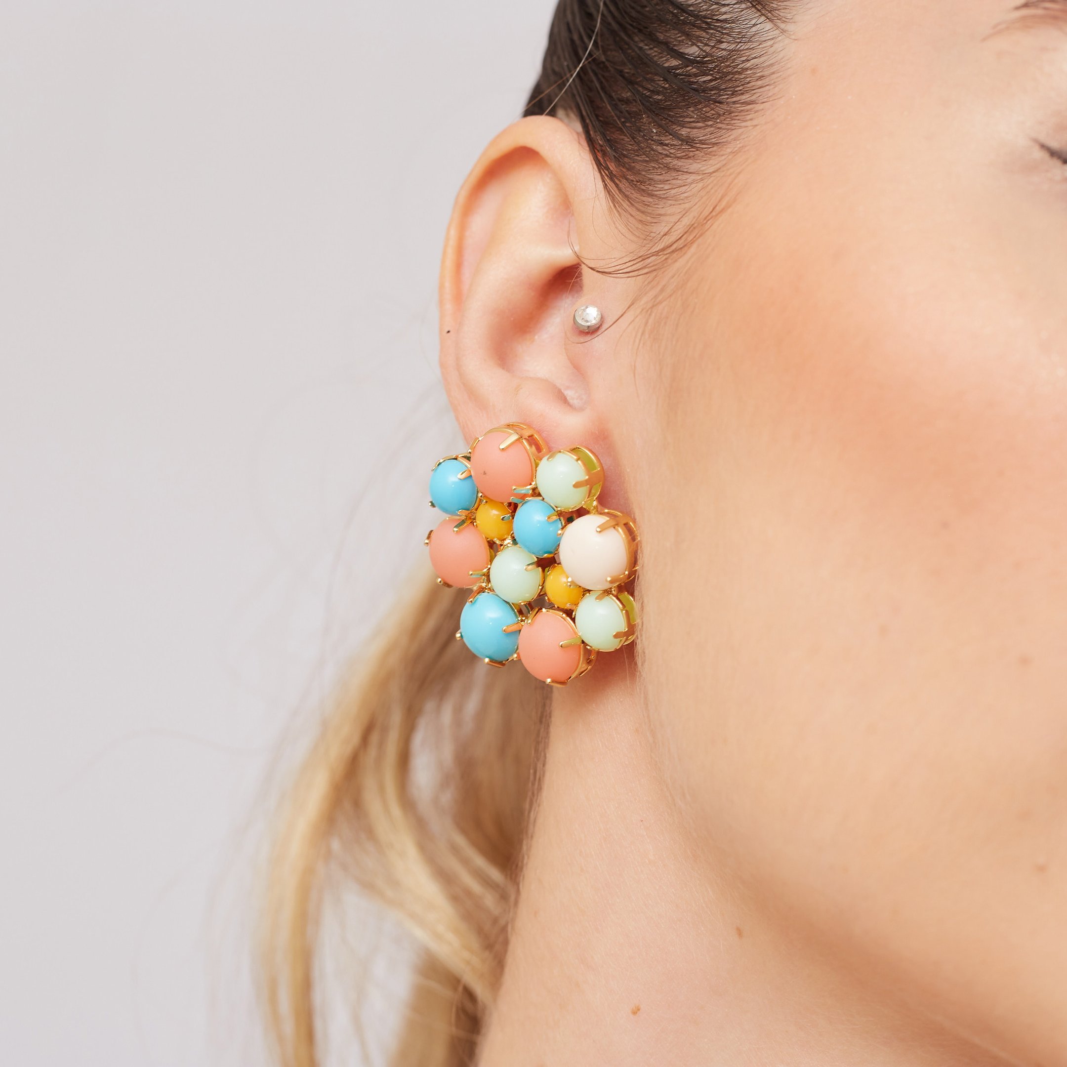 BRINCOS BOLINHAS CABOCHONS COLORIDOS BANHO OURO