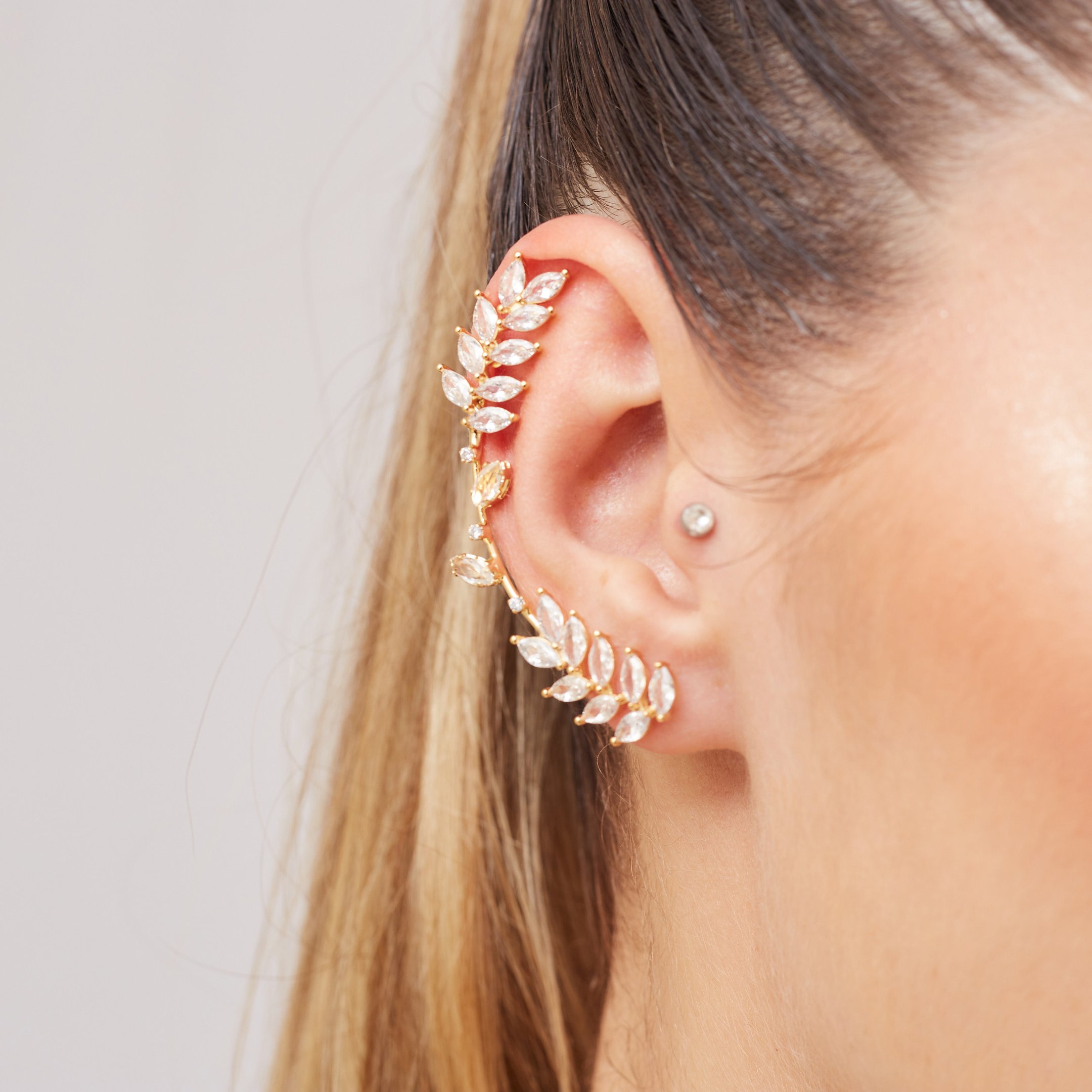 BRINCOS RELVA EAR CUFFS FOLHAS CRISTAL NAVETE INCOLOR BANHO OURO