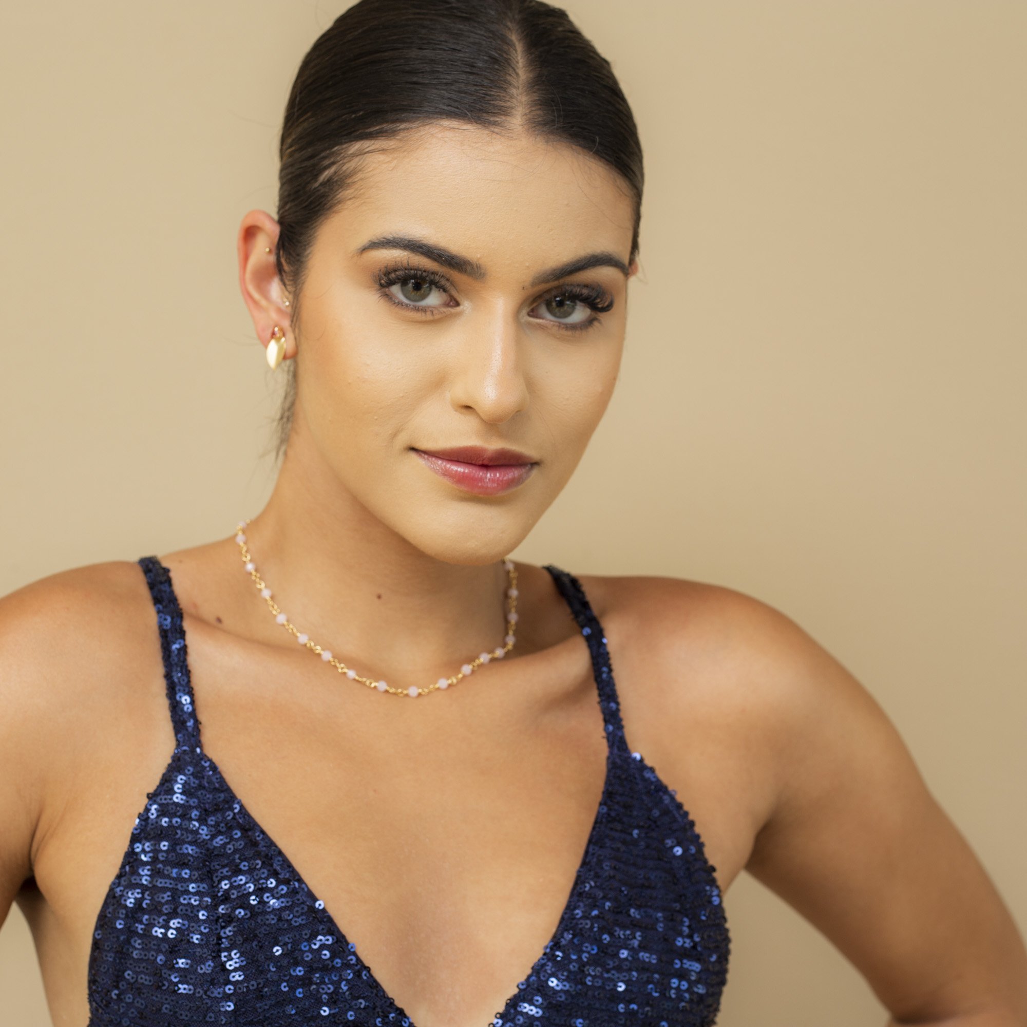 COLAR PERSONALIZADO MISSI CRISTAIS BRANCOS BANHO OURO
