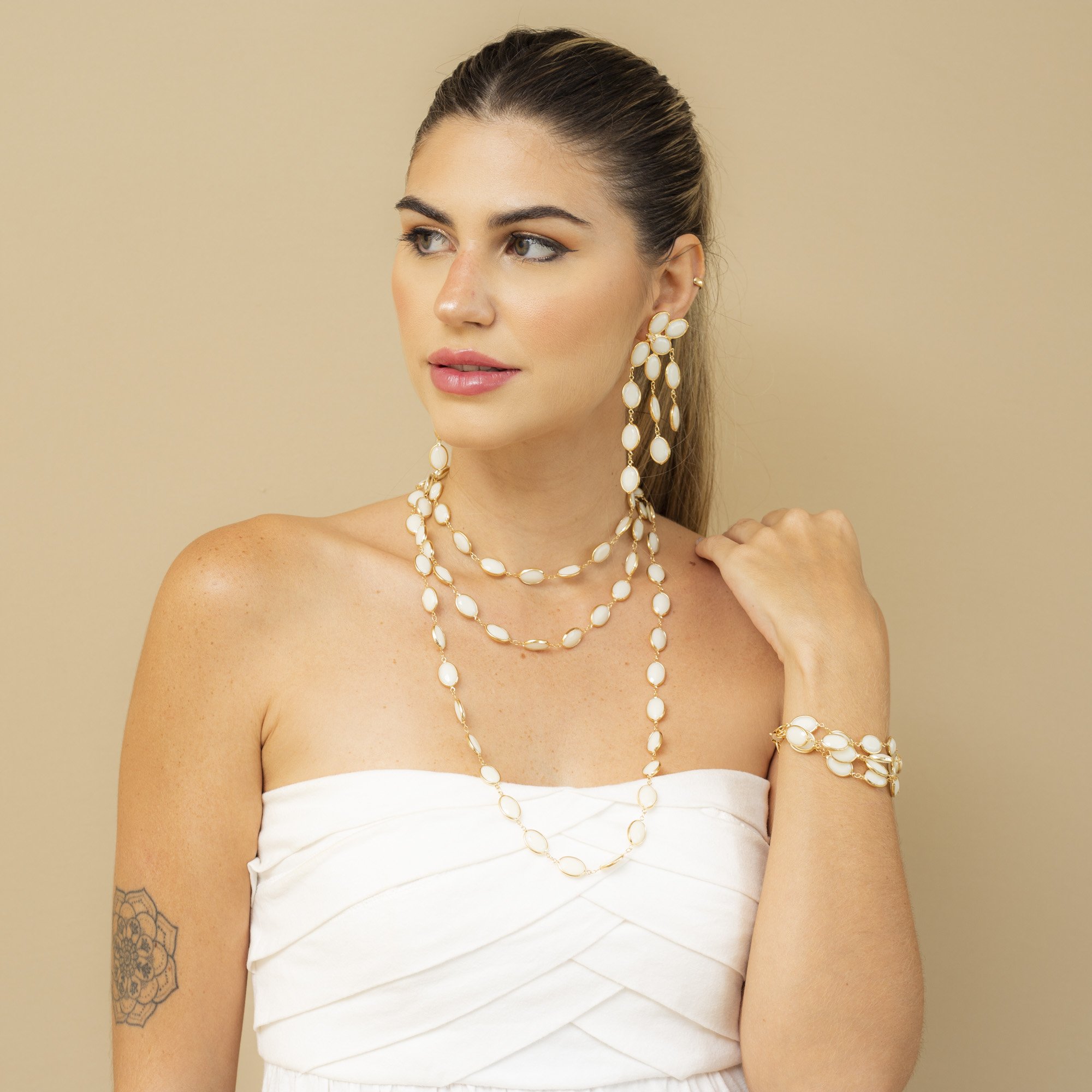 BRINCOS SILVER MAXI RESINA BRANCA BANHO OURO