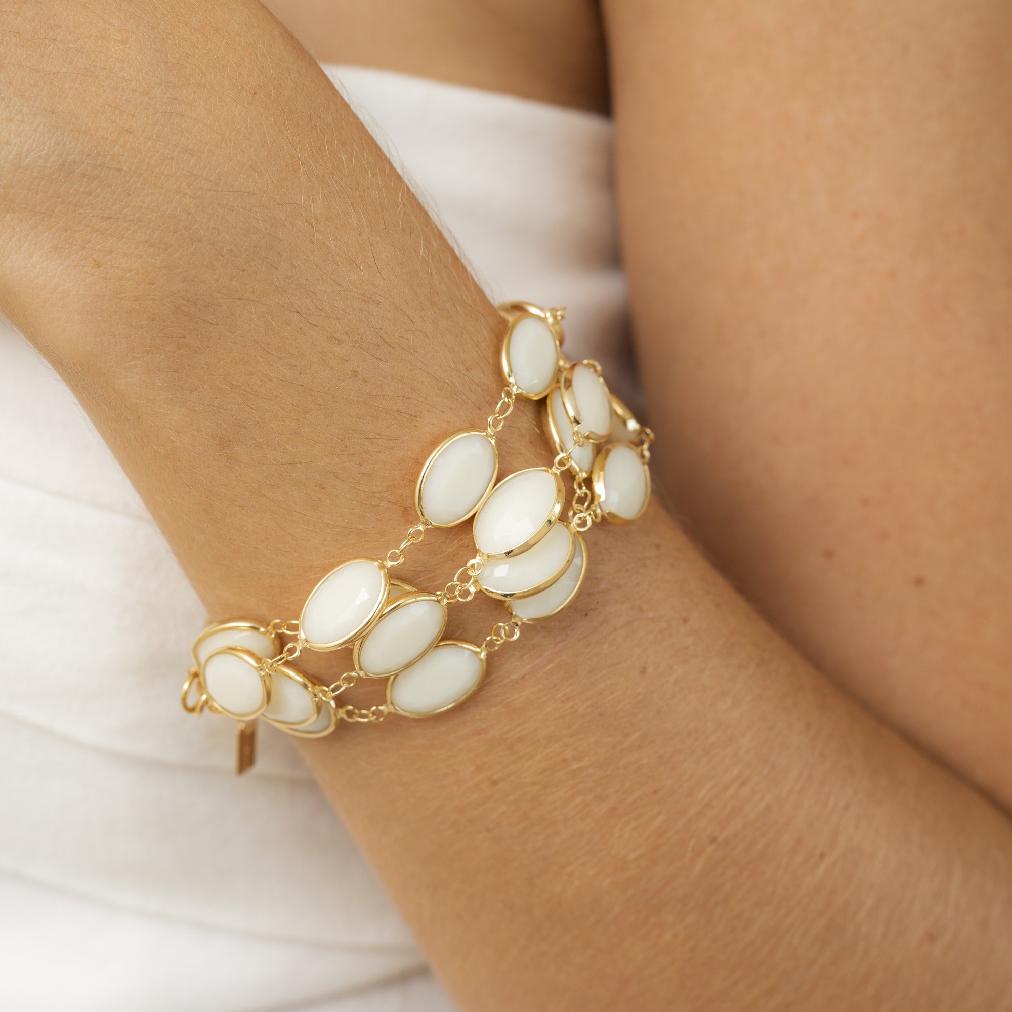 PULSEIRA SILVER RESINA OVAL BRANCA BANHO OURO
