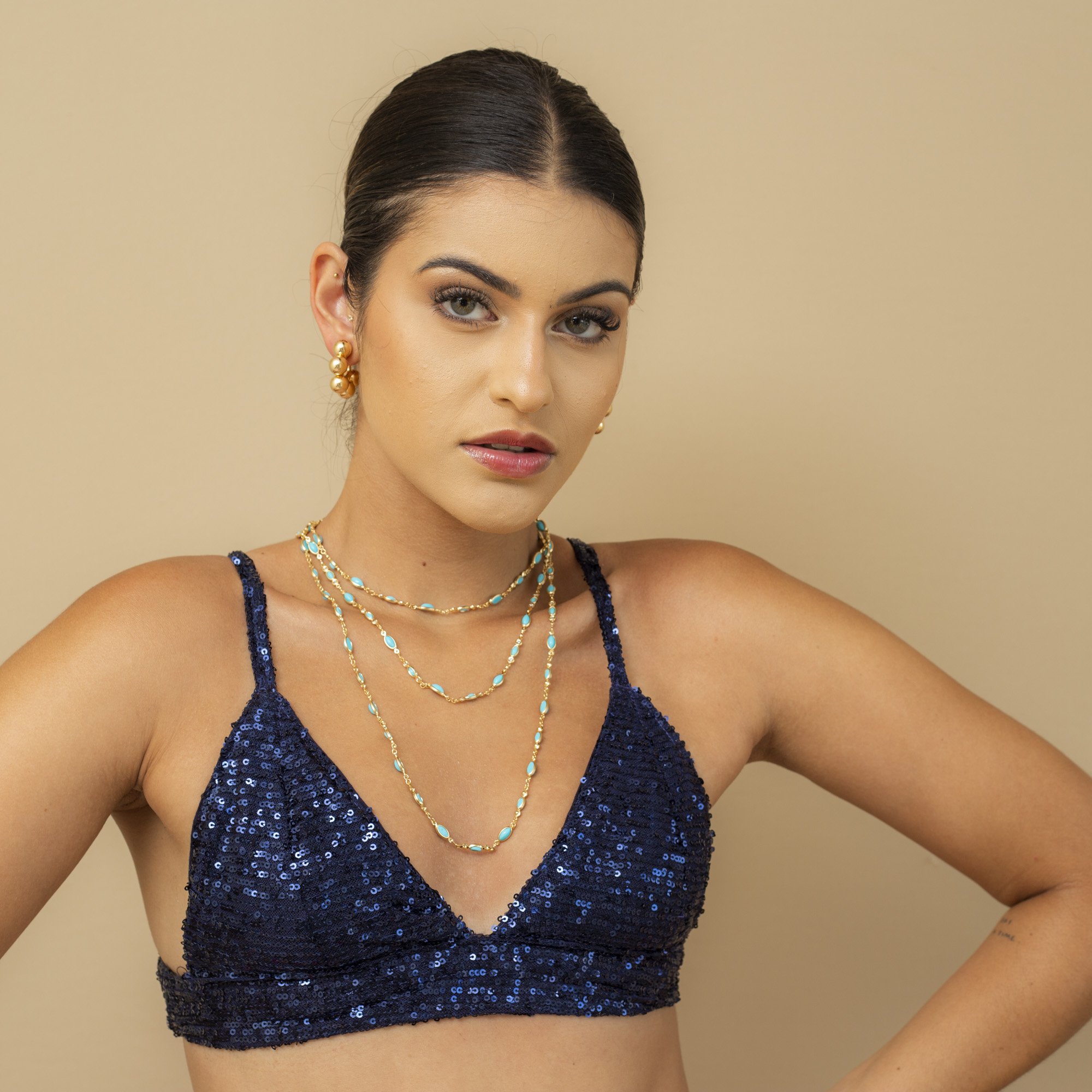 COLAR OFÉLIA LONGO RESINA OVAL TURQUESA BANHO OURO