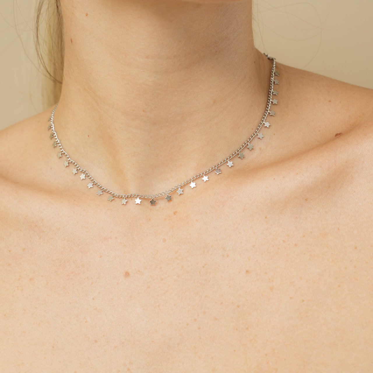 CHOKER STAR PINGENTES ESTRELINHAS BANHO RÓDIO BRANCO
