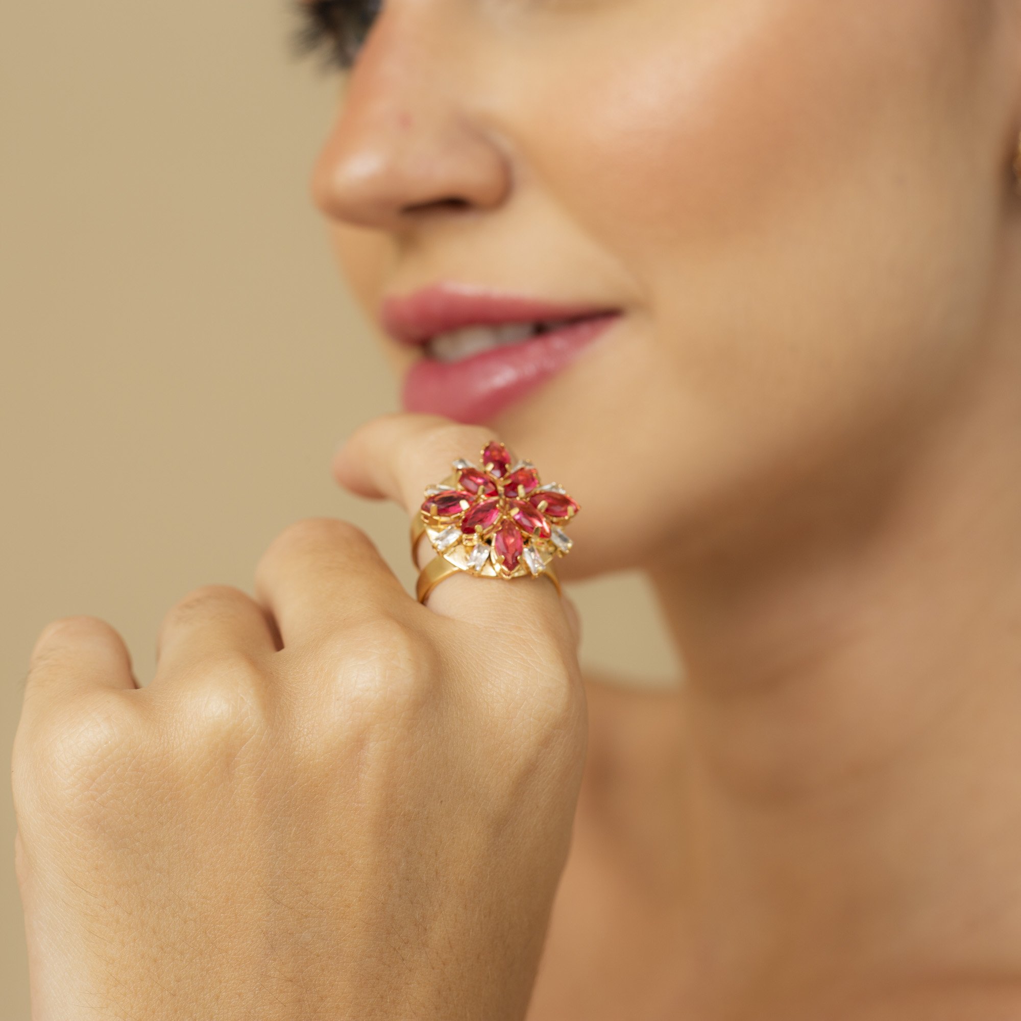 ANEL BUQUÊ CRAVAÇÃO CRISTAIS ROSA RUBELITA BANHO OURO