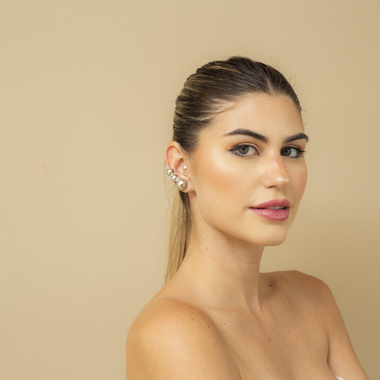 BRINCOS BECKER EAR CUFFS BOLAS OCAS BANHO RÓDIO BRANCO
