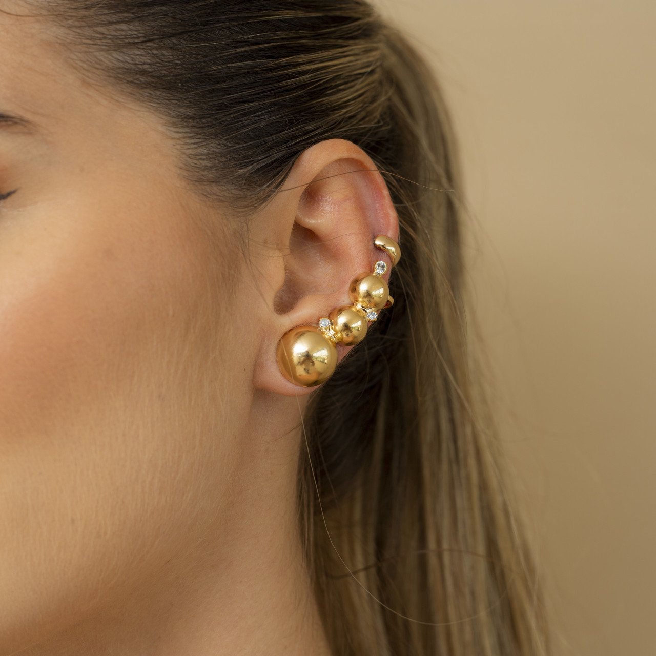 BRINCOS BECKER EAR CUFFS BOLAS OCAS BANHO OURO