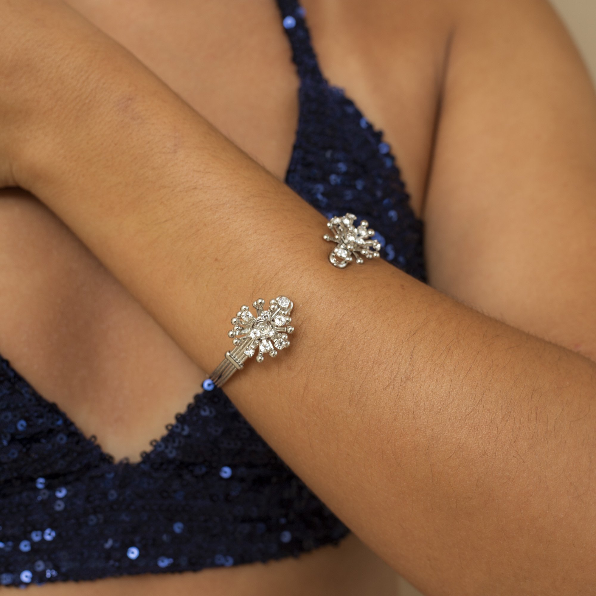 BRACELETE CALM PINGENTE PONTOS LUZ BANHO RÓDIO BRANCO