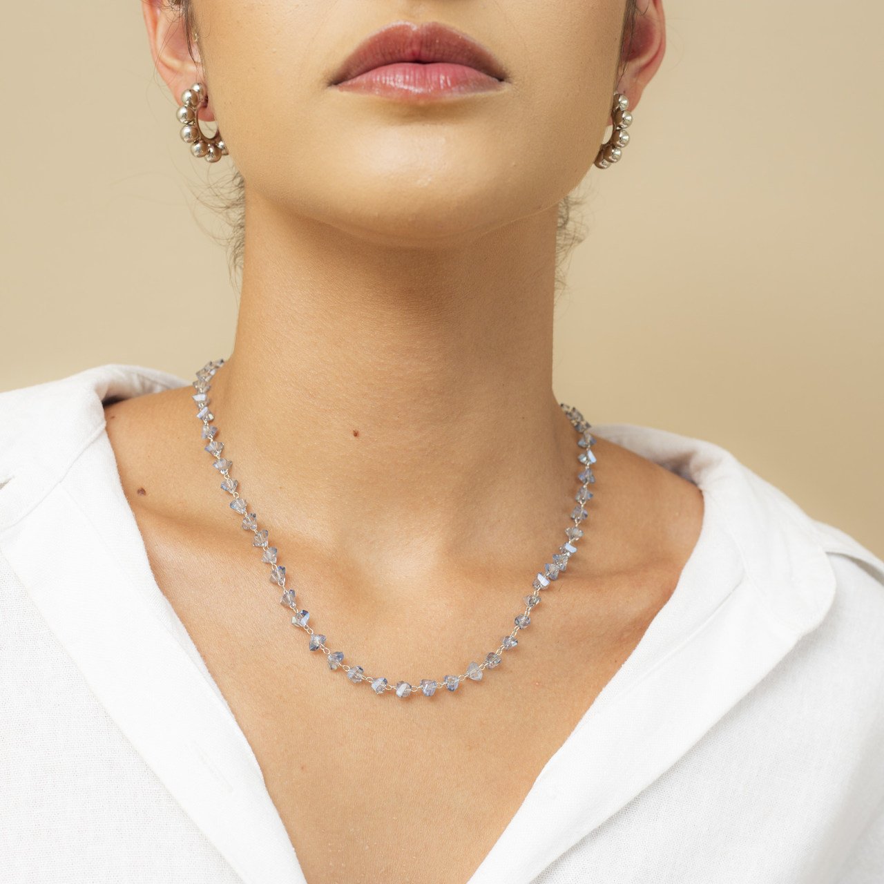 COLAR LILA CURTO CRISTAIS FACETADOS AZUL TRANSLÚCIDO RÓDIO BRANCO