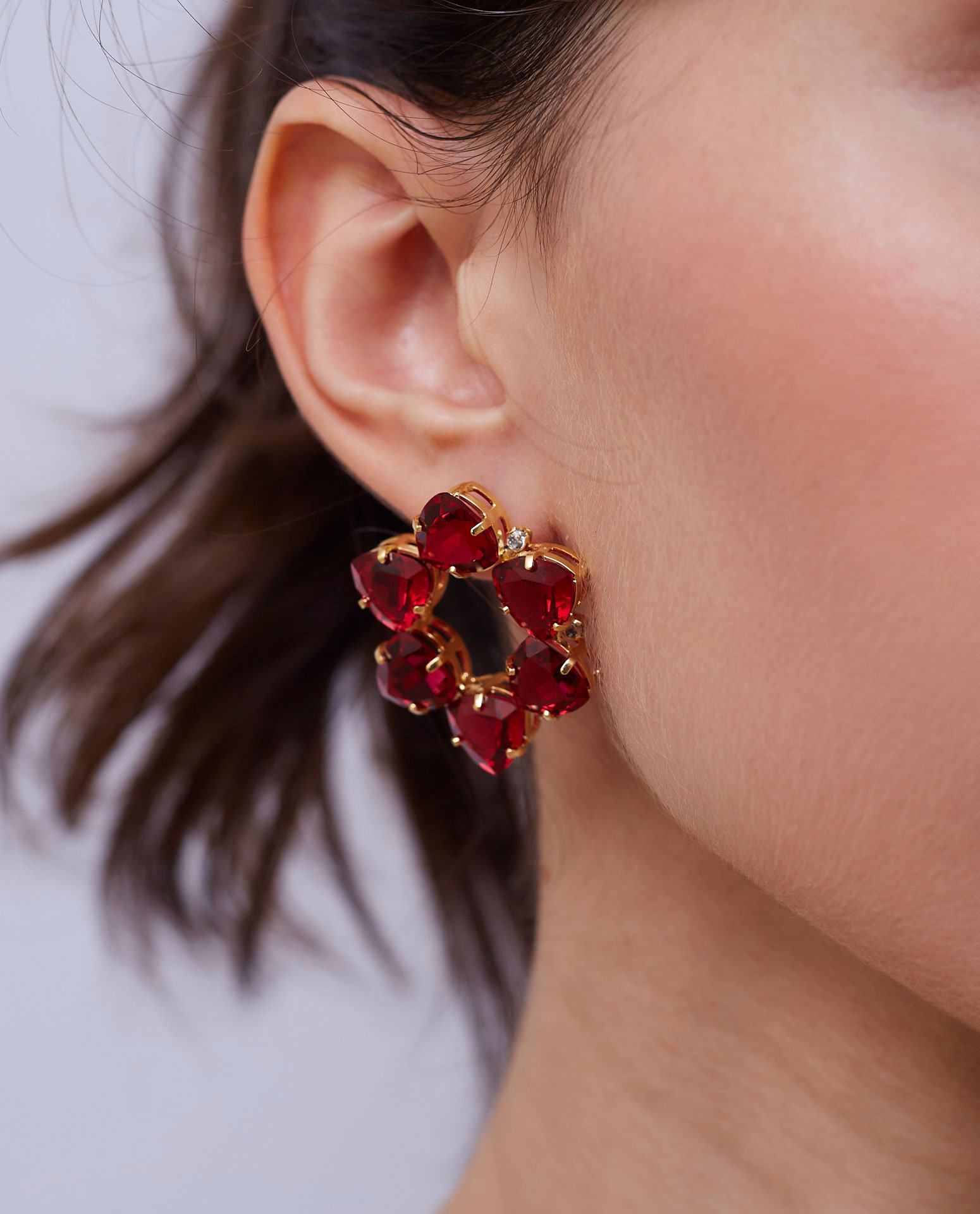 BRINCOS VÊNUS BOTTON CORAÇÃO VERMELHO ZIRCÔNIA INCOLOR BANHO OURO