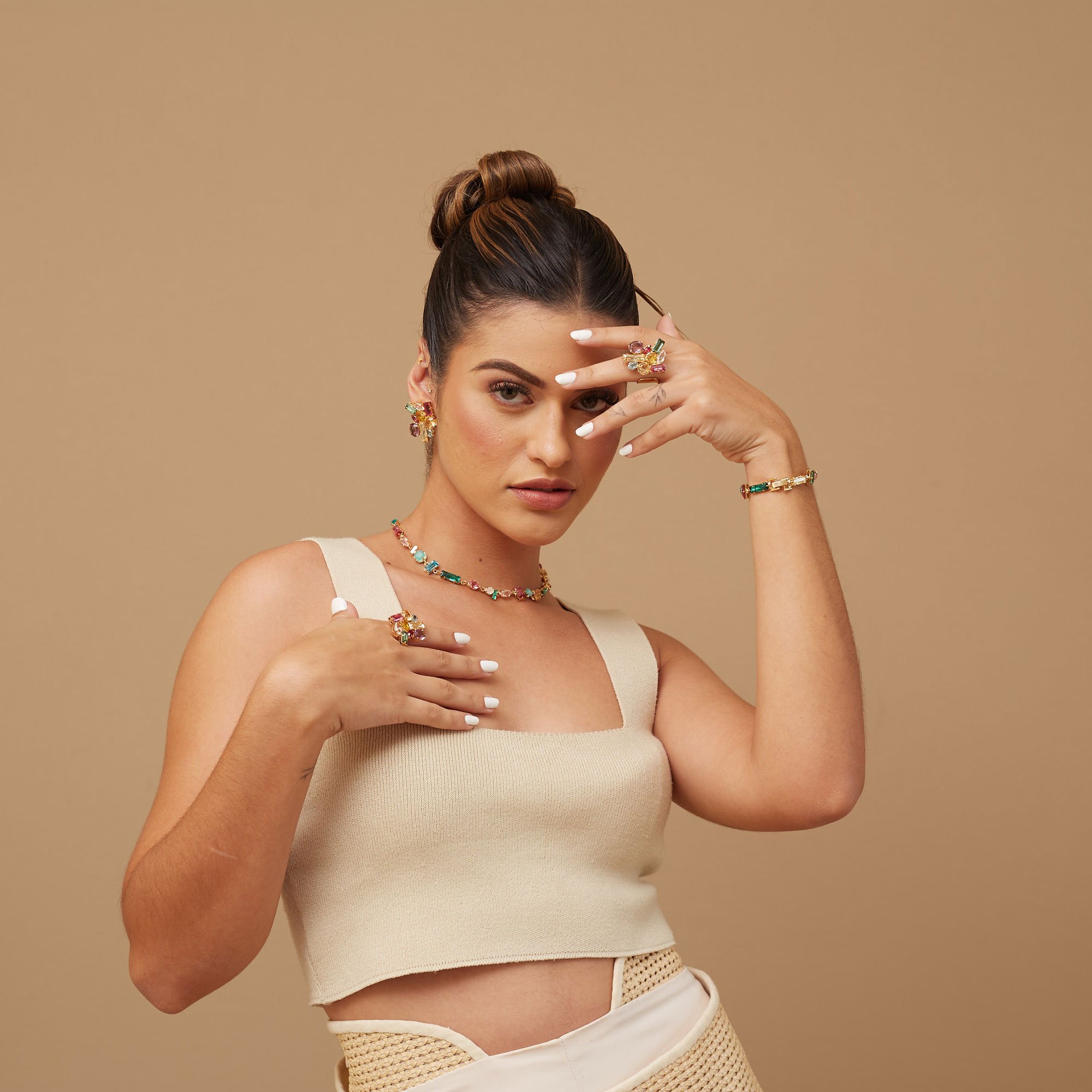 CHOKER GLOW MULTICOR MIX CRISTAIS BANHO OURO.