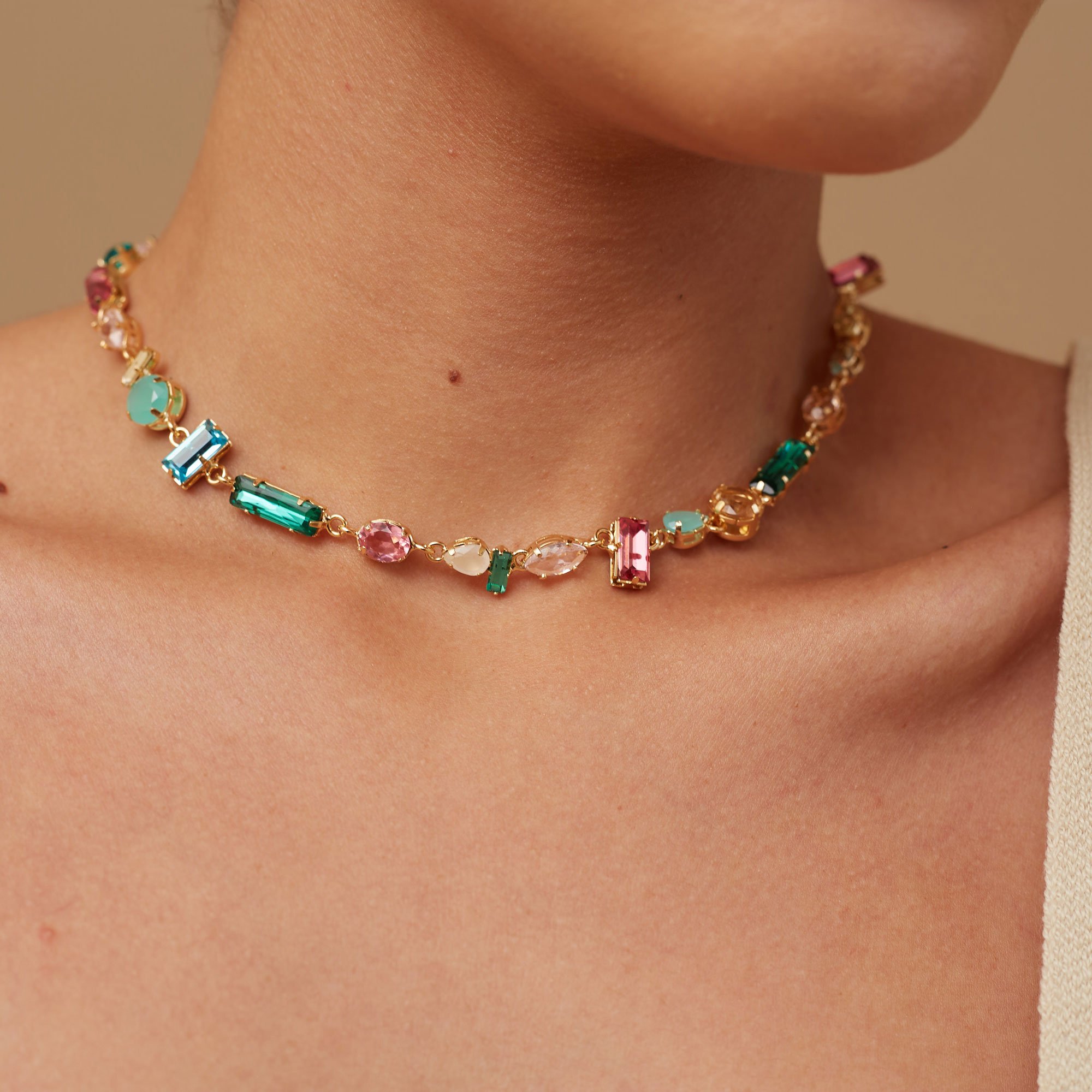CHOKER GLOW MULTICOR MIX CRISTAIS BANHO OURO.