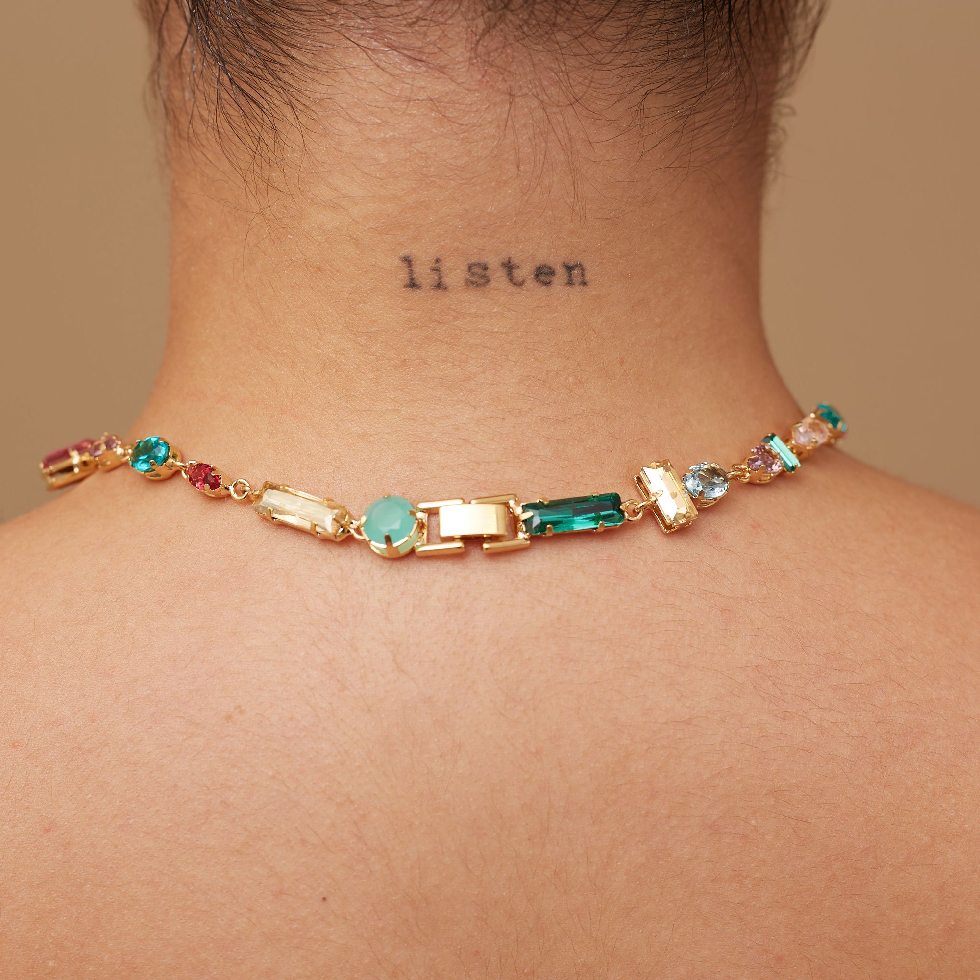 CHOKER GLOW MULTICOR MIX CRISTAIS BANHO OURO.