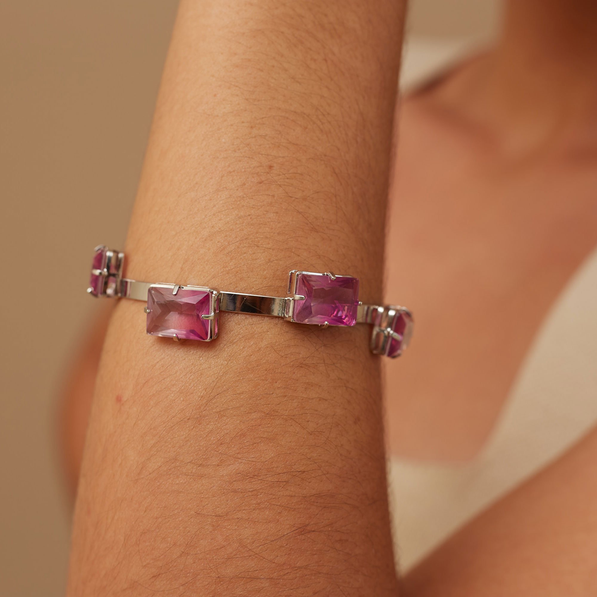 BRACELETE CINTILAR ROSA BANHO RODIO BRANCO
