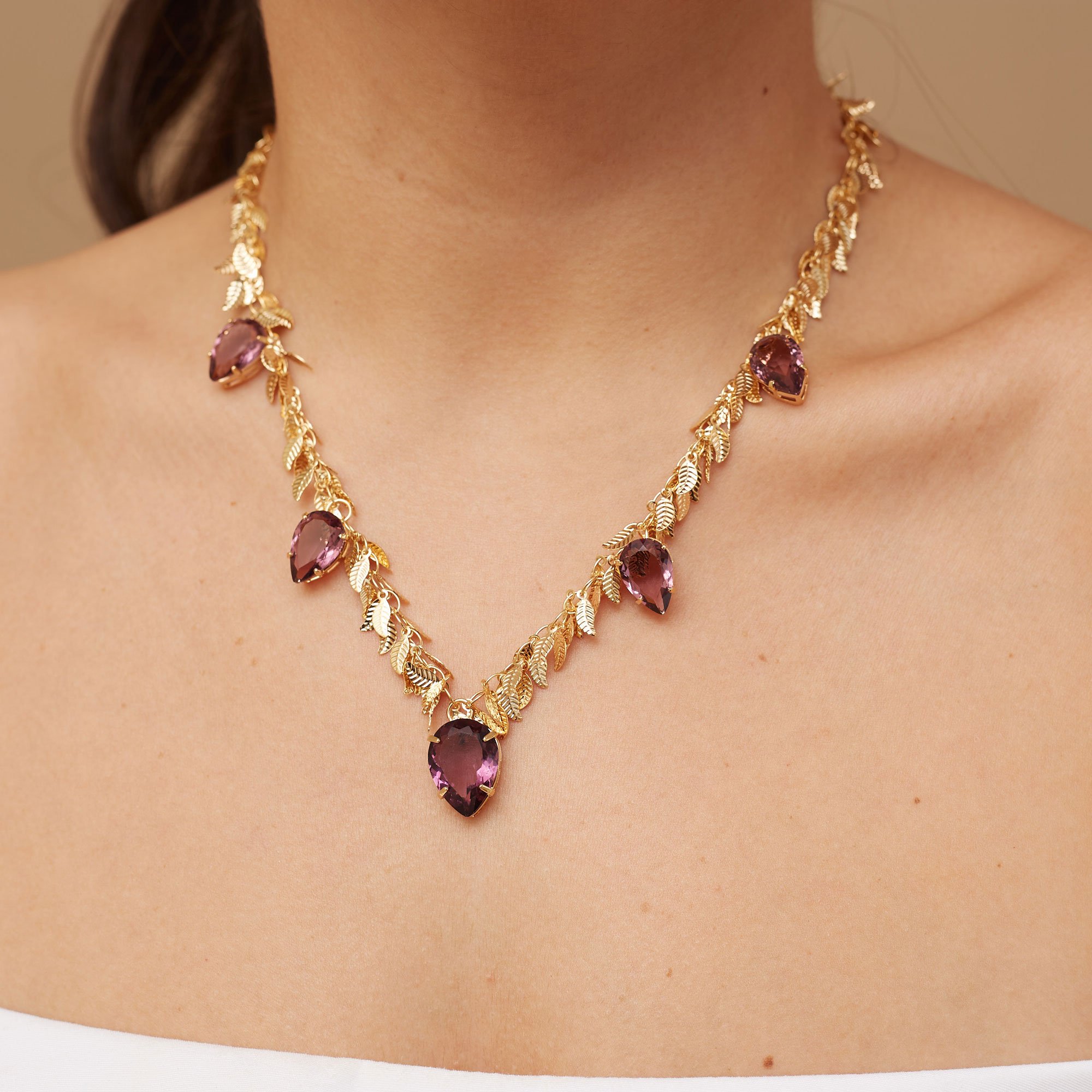 COLAR FOLHAS ROXO BANHO OURO