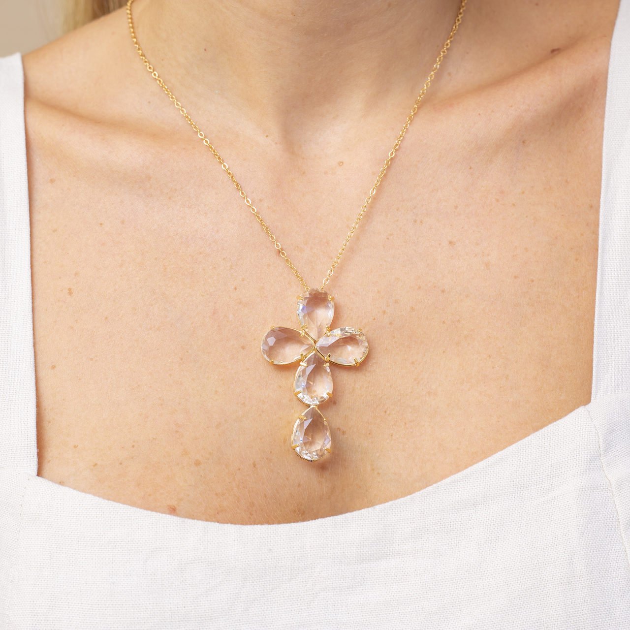 COLAR SAGRADO PINGENTE CRUZ CRISTAL GOTA INCOLOR BANHO OURO