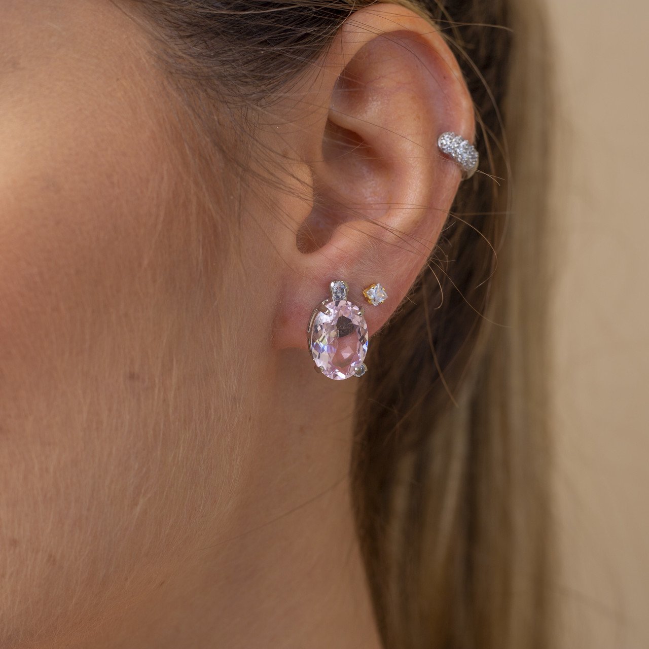 BRINCOS MARY CRISTAL OVAL ROSA CLARO BANHO RÓDIO BRANCO