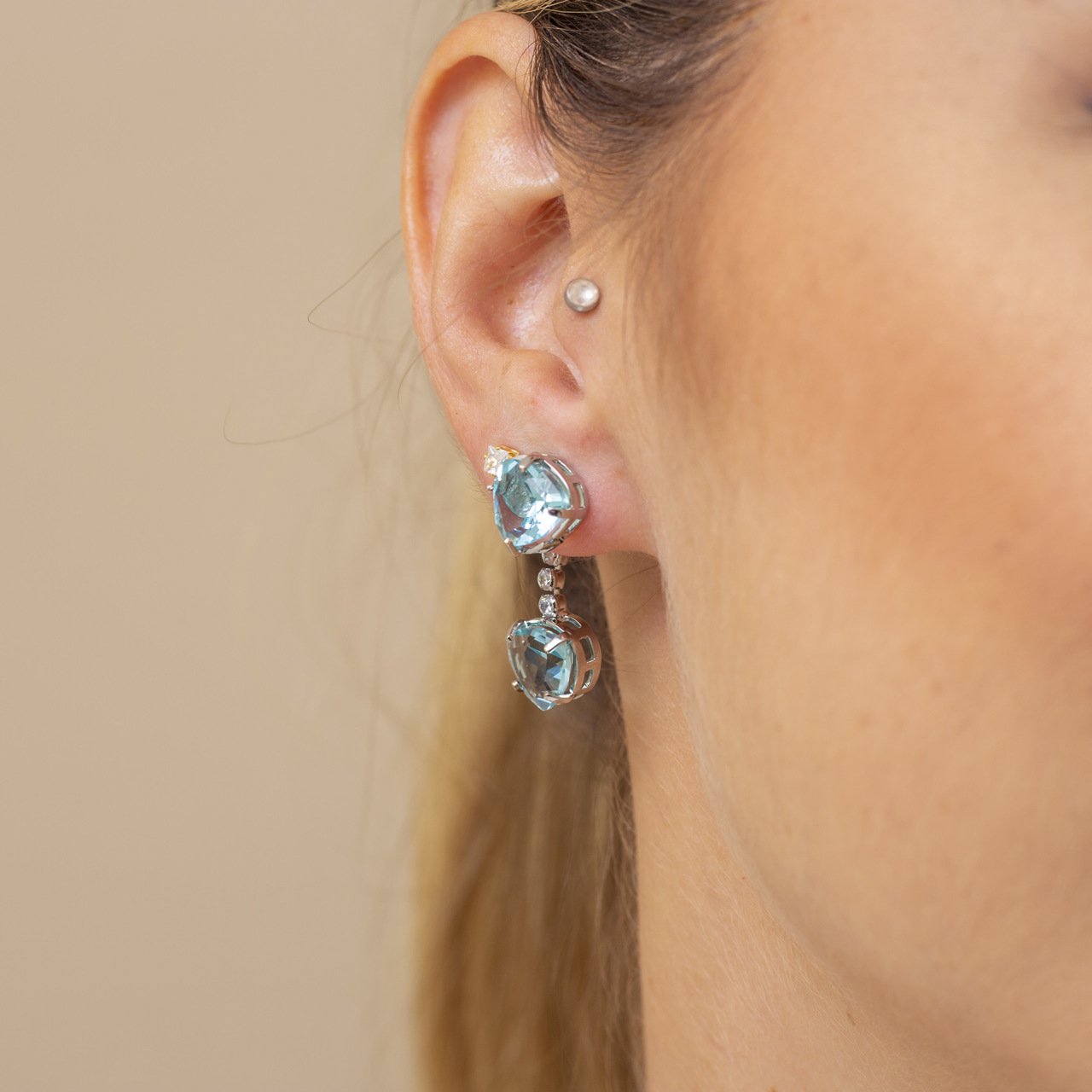 BRINCOS ROSIE CRISTAL TRIÂNGULO AZUL CLARO ZIRCÔNIA RÓDIO BRANCO