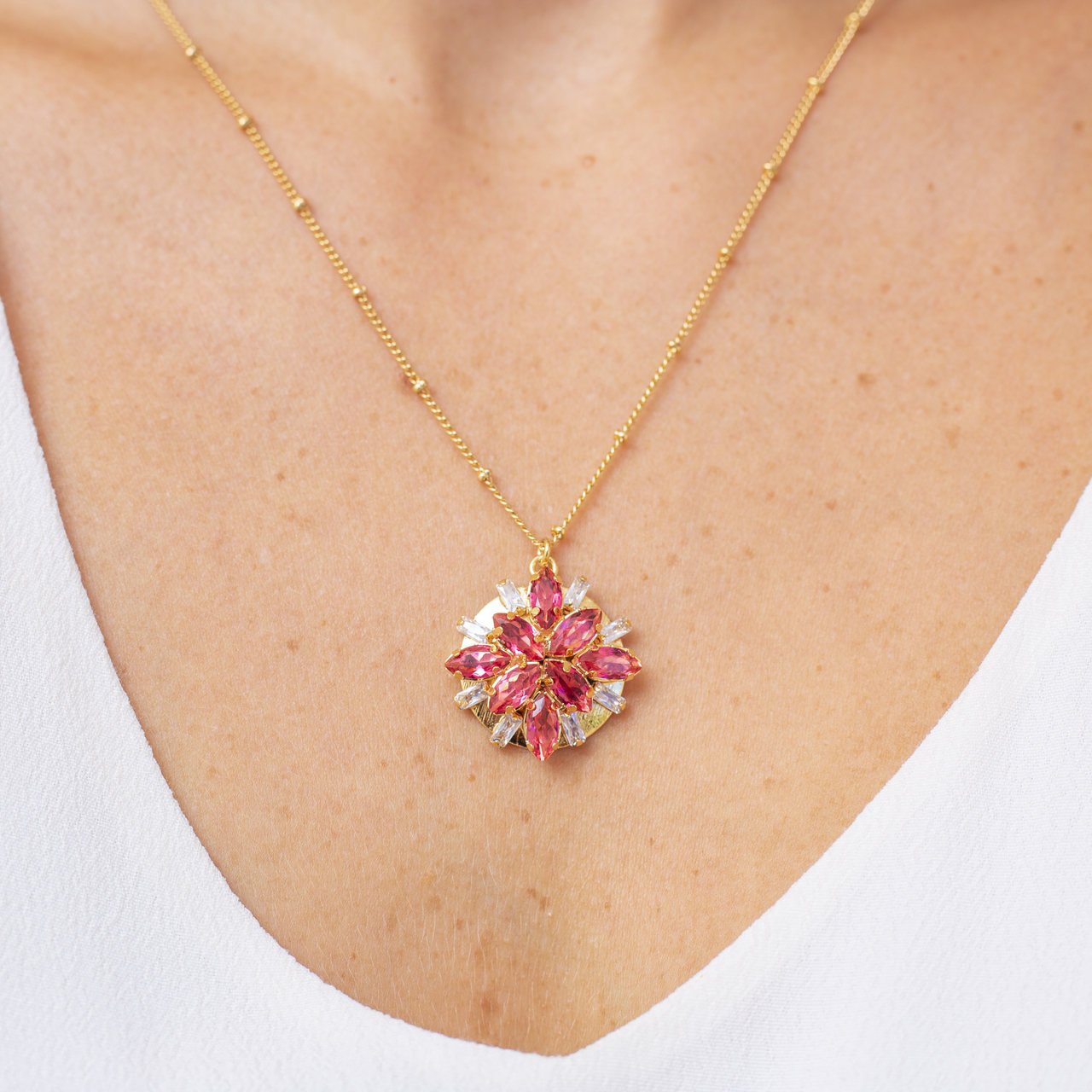 COLAR PINGENTE BUQUÊ CRISTAIS ROSA RUBELITA BANHO OURO