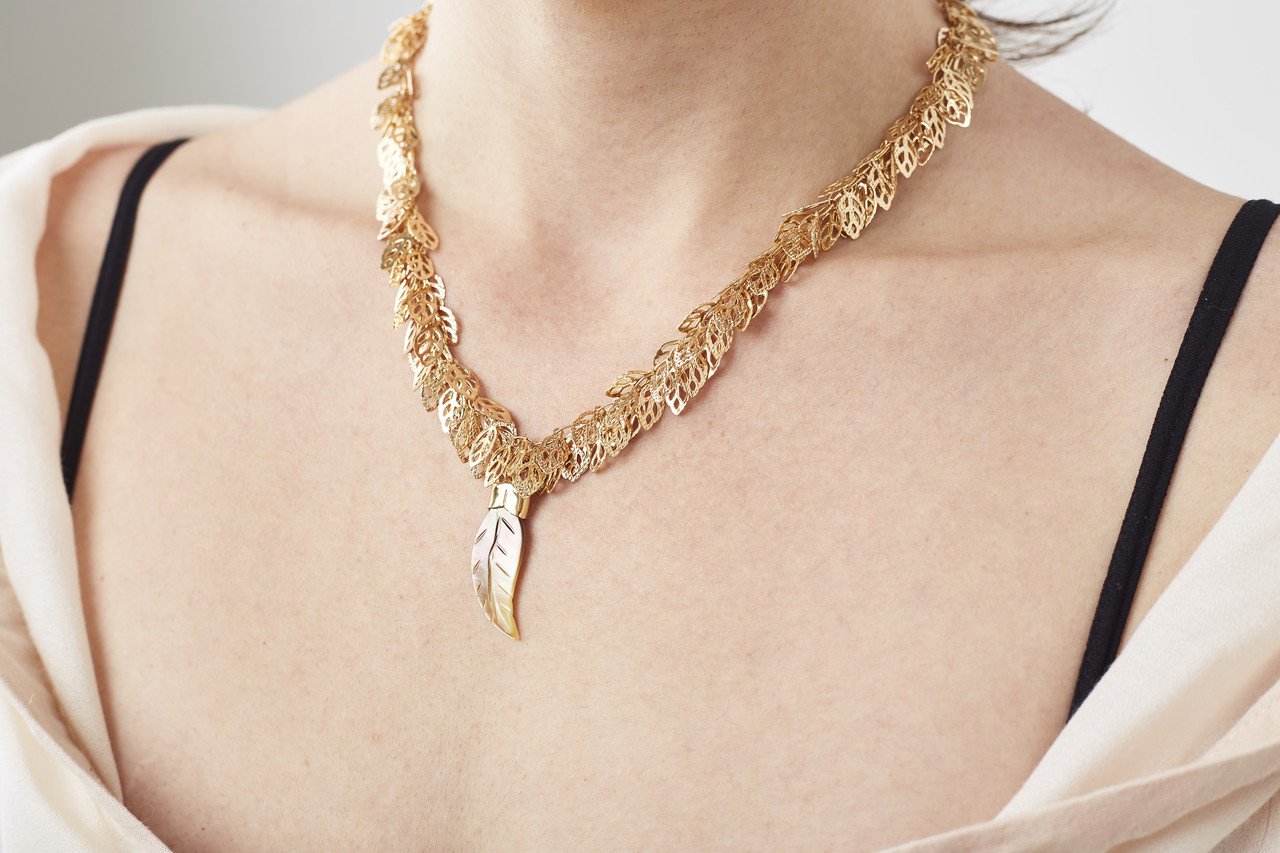CHOKER FOLHAGEM MADRE PÉROLA BANHO OURO