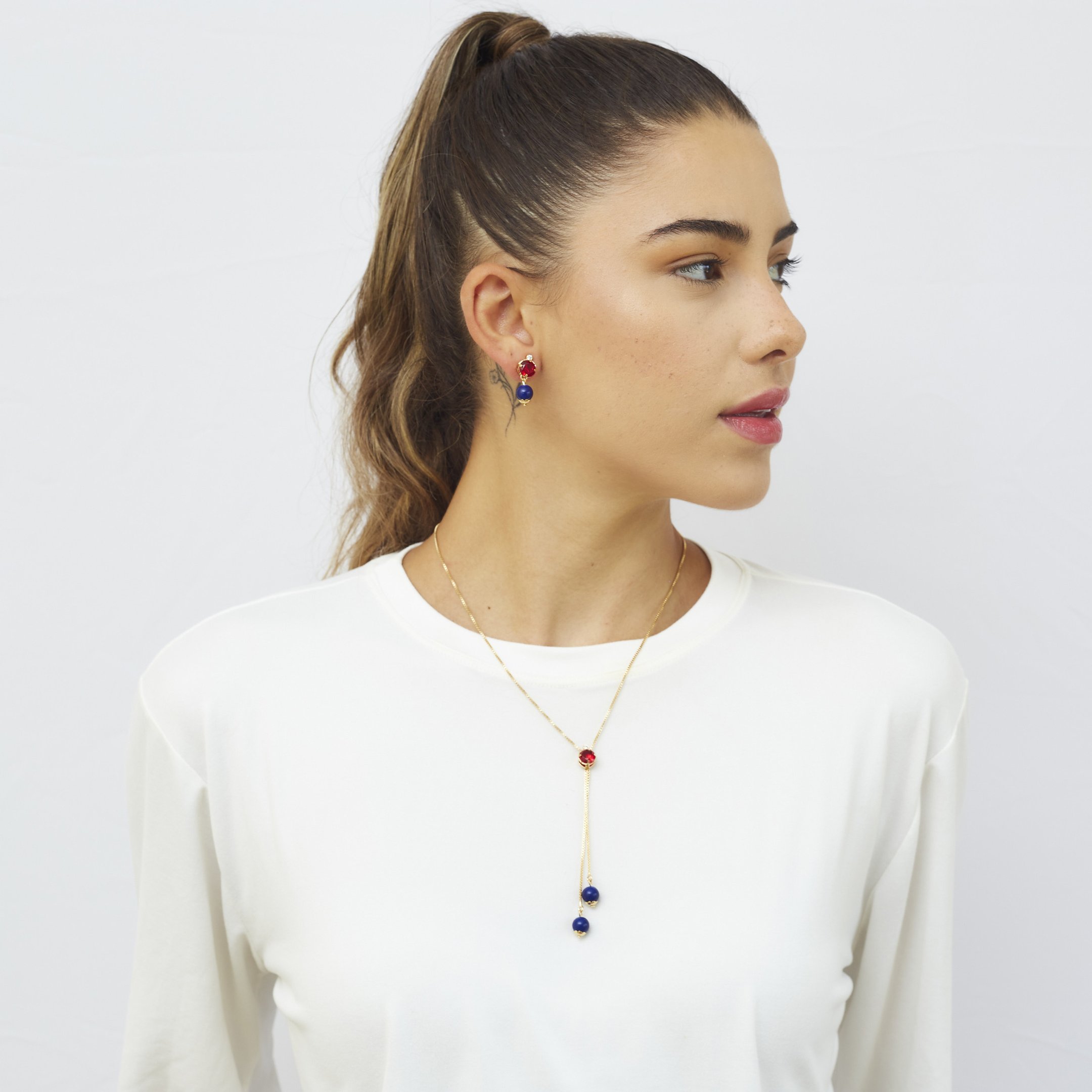 BRINCOS NINA CRISTAL VERMELHO PEDRA AZUL BANHO OURO
